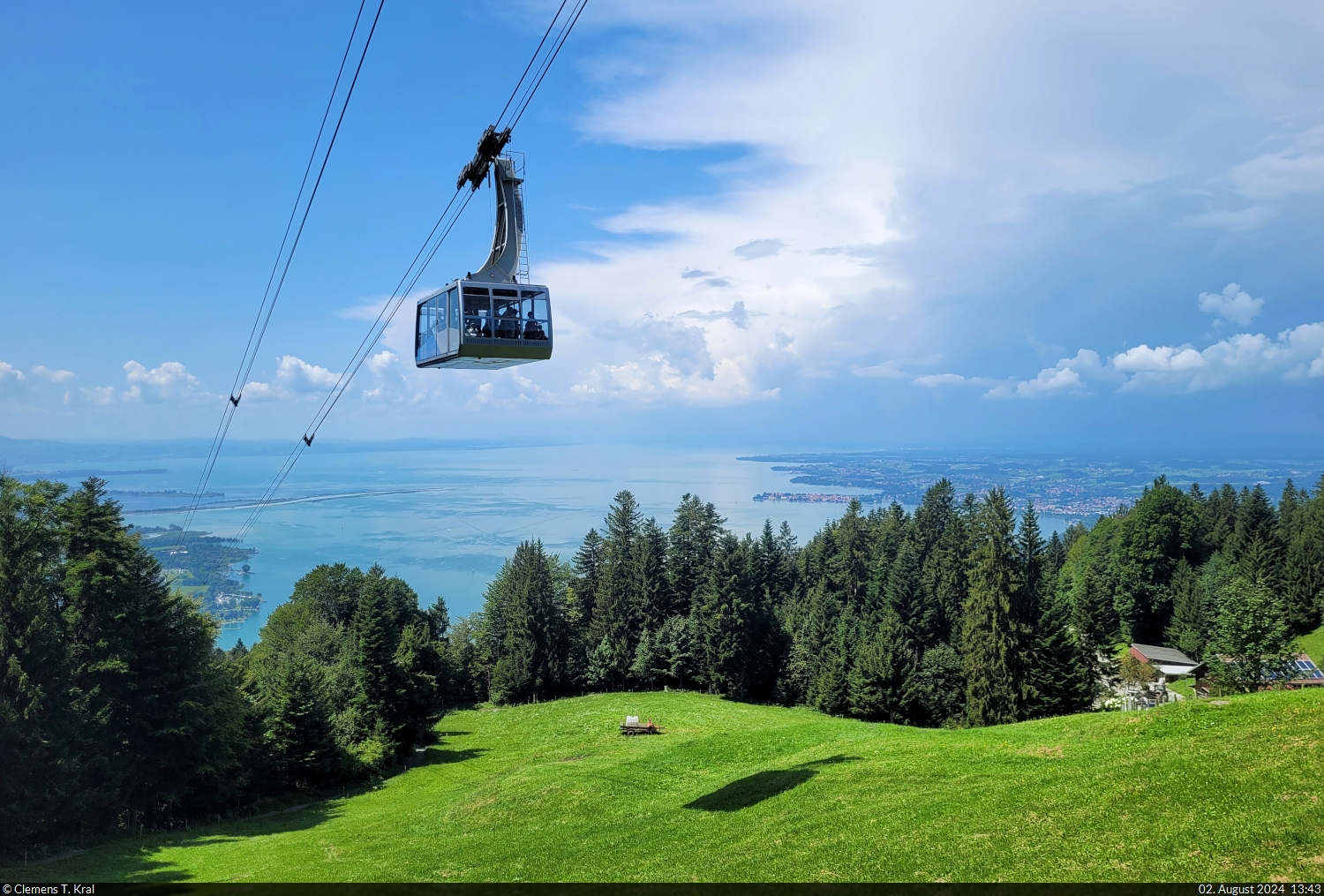Hinauf zum Pfänder geht's mit der Pfänderbahn bei Bregenz (AT). Kurz vor dem Ziel, an den Wildtier-Gehegen, wurde sie mit dem Blick zum Bodensee in Szene gesetzt.

🧰 Pfänderbahn AG
🕓 2.8.2024 | 13:43 Uhr