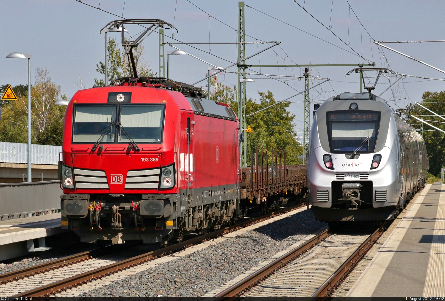 Hinter dem RE9 mit 9442 605 (und einem weiteren Bombardier Talent 2) taucht 193 369-6 (Siemens Vectron) mit einem Gemischtwarenladen im Hp Halle Rosengarten Richtung Sangerhausen auf.

🧰 DB Cargo
🕓 11.8.2022 | 15:02 Uhr