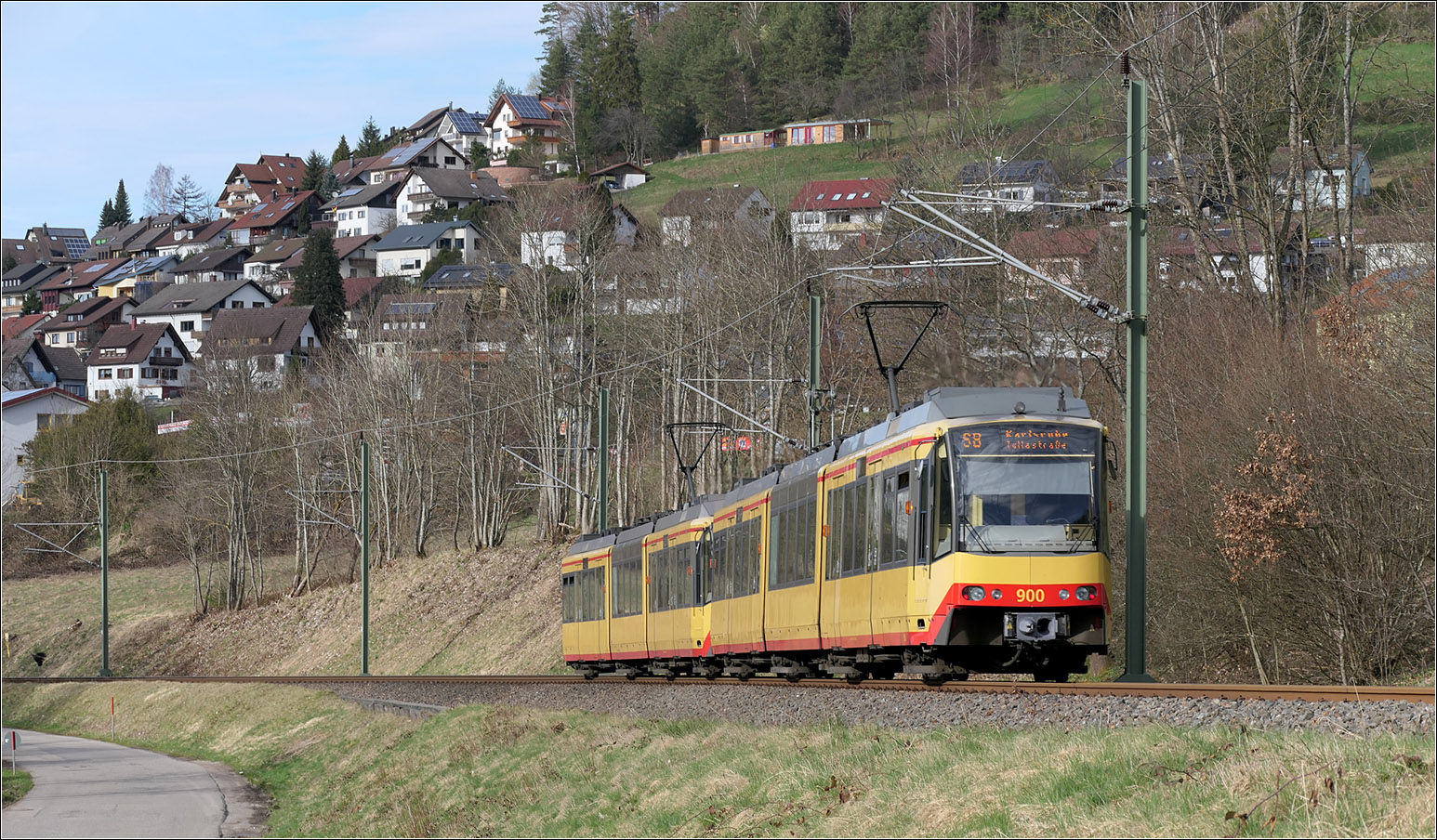 Hinunter nach Baiersbronn - 

... rollt hier eine AVG-Stadtbahnzug auf der Linie S8 nach Karlsruhe-Tullastraße.

14.03.2024 (M)