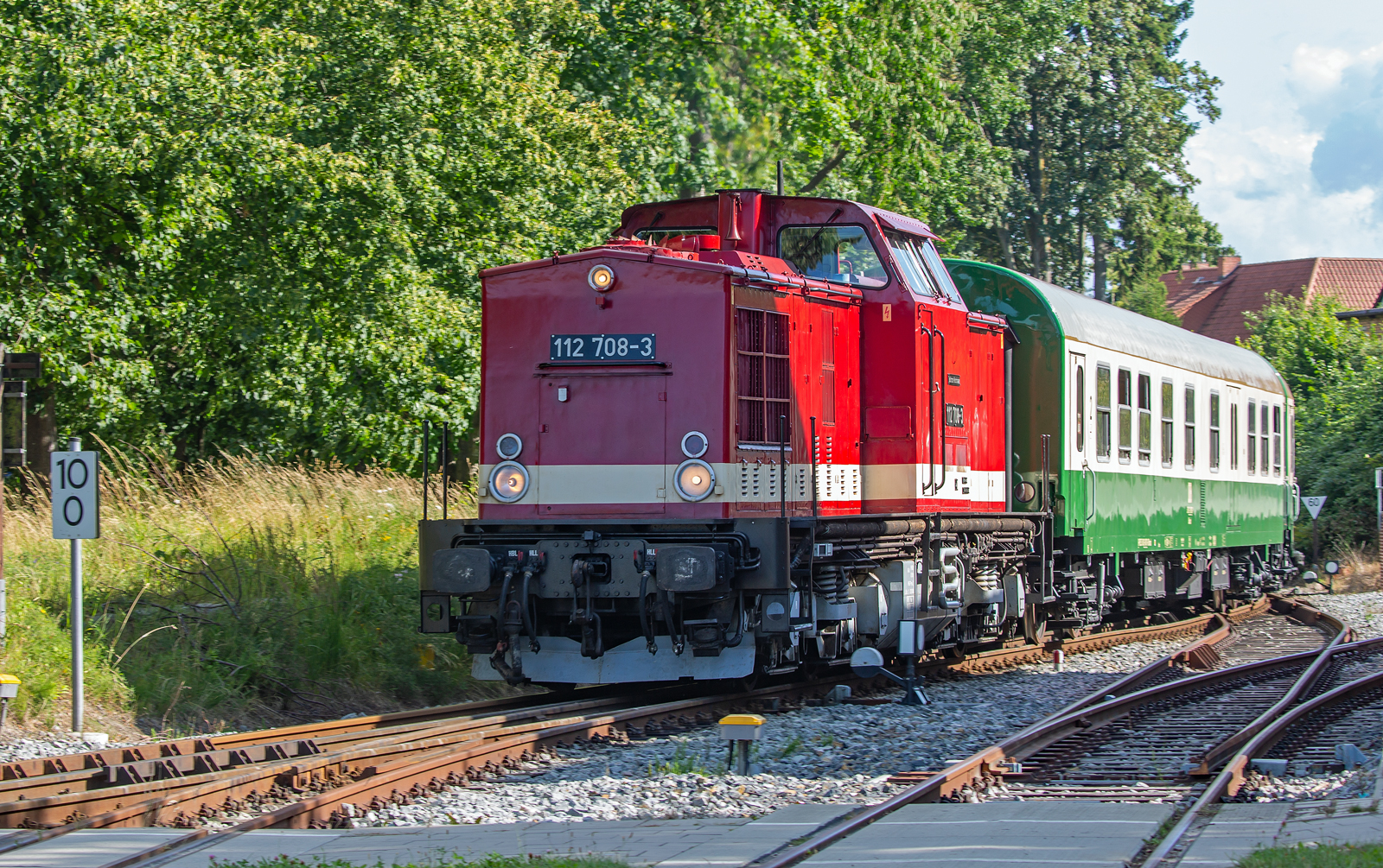 Historischer Fahrzeugeinsatz am Wochenende mit Diesellok 112 708 als ZU|G|BRINGER am B� in Putbus. - 23.07.202
