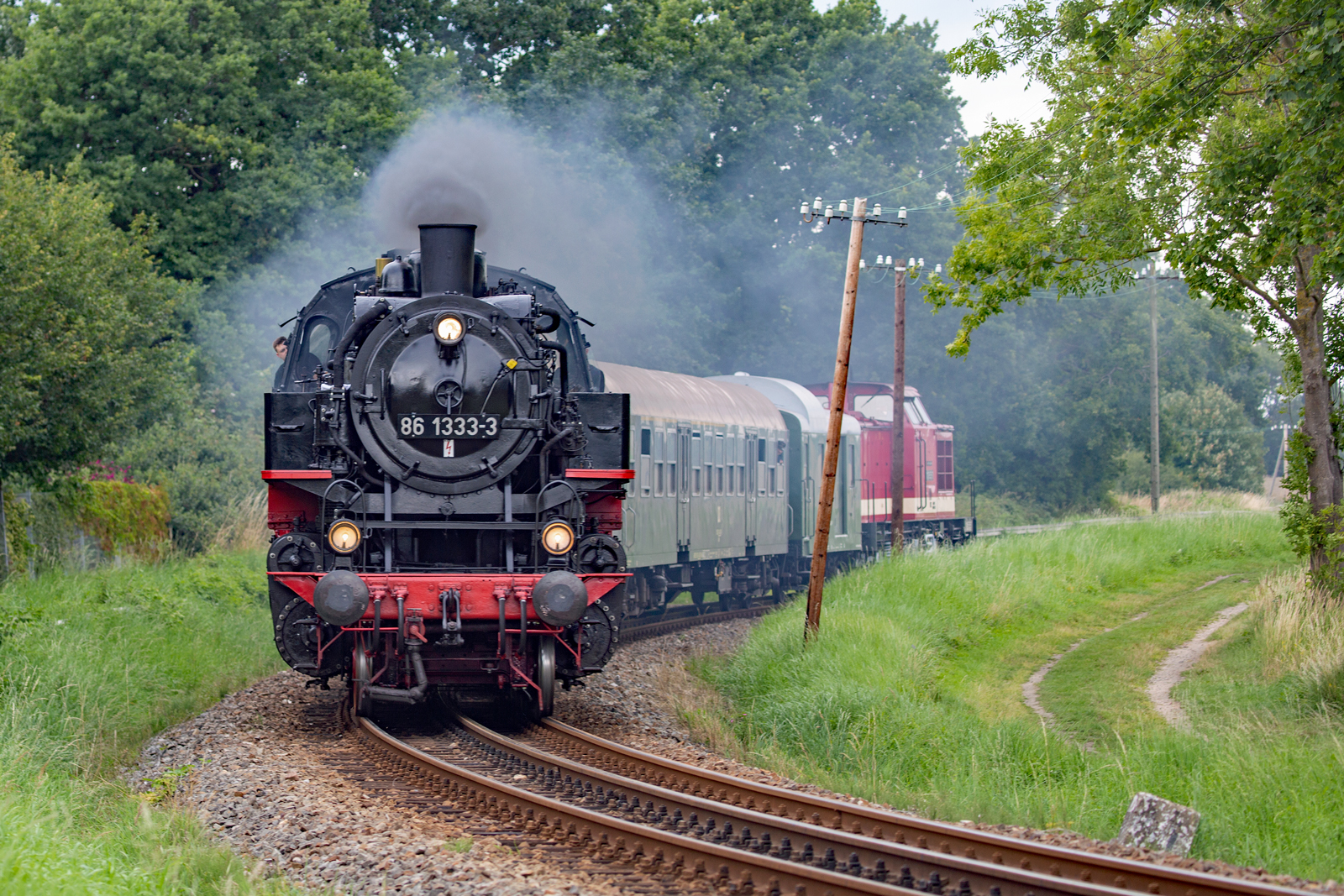 Historischer Zug mit der Dampflok 86 1333 und der Diesellok 112 565 vor dem Haltepunkt Lauterbach. - 27.07.2023
