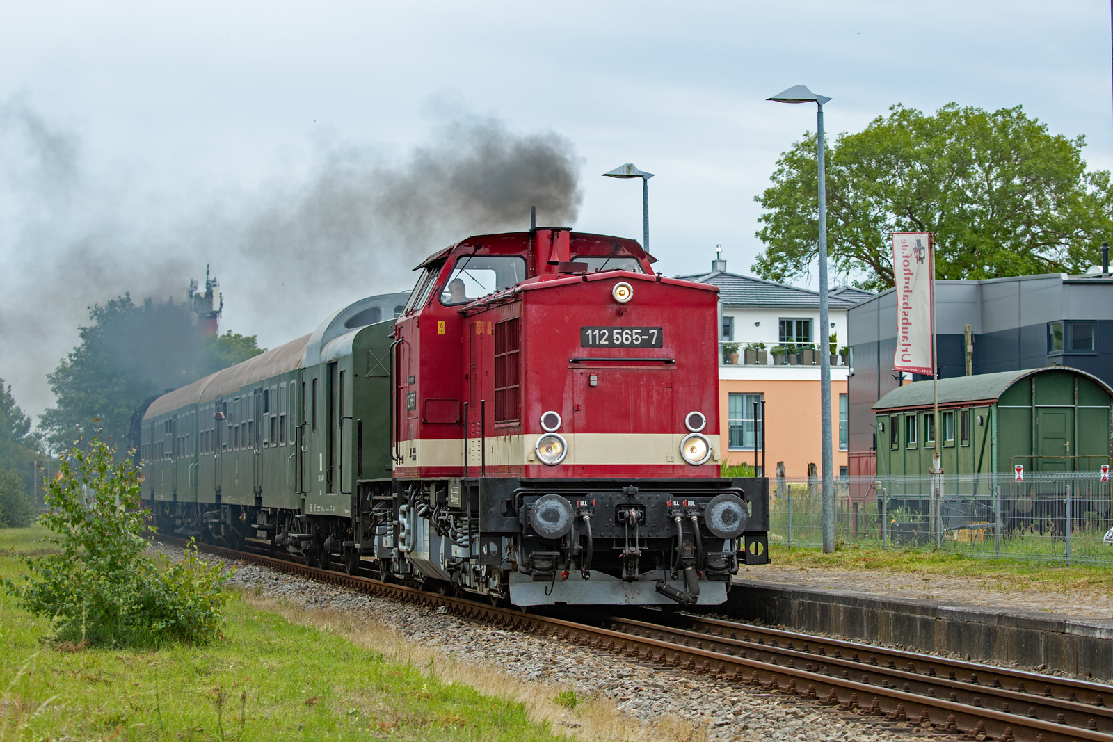 Historischer Zug mit der Diesellok 112 565 und der Dampflok 86 1333 bei der Durchfahrt des Haltepunktes in Lauterbach nach Bergen auf Rügen. - 27.07.2023