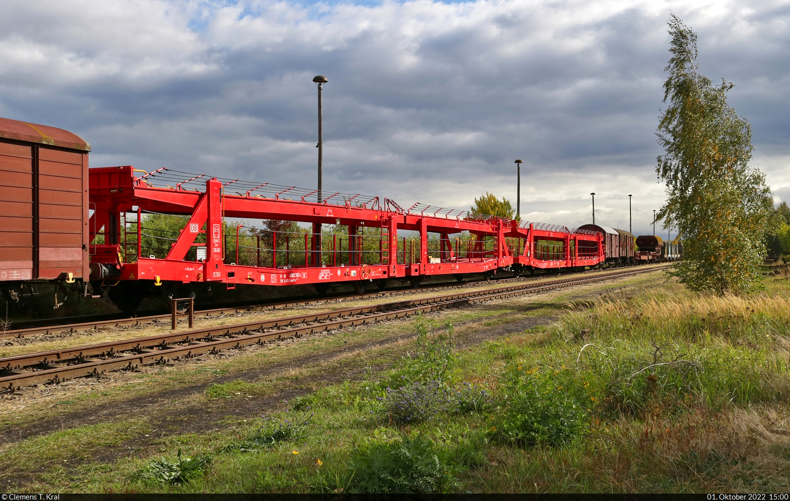 Historisches Eisenbahnwochenende Benndorf–Staßfurt

Abgestellt am Lokschuppen Staßfurt waren u.a. zwei Autotransportwagen mit der Bezeichnung  Laaeffrs <sup>560.4</sup>  (25 80 4382 302-4 D-ATG | 25 80 4382 304-0 D-ATG).

🧰 DB Schenker Rail Automotive GmbH
🕓 1.10.2022 | 15:00 Uhr