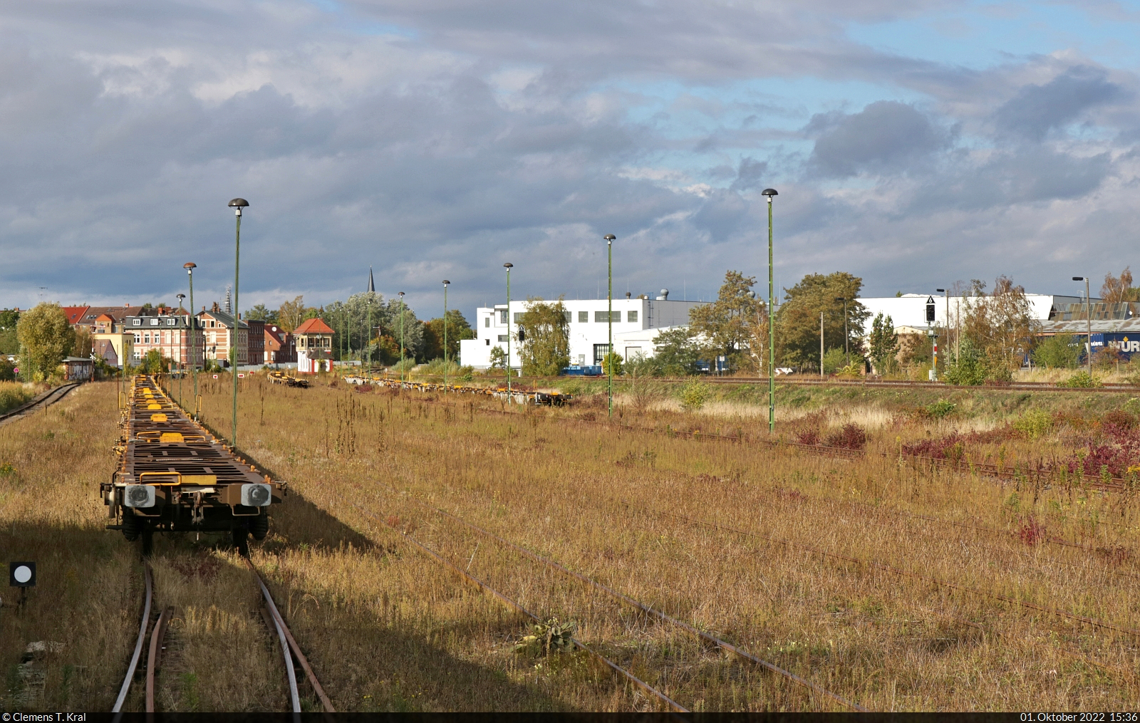 Historisches Eisenbahnwochenende Benndorf–Staßfurt

Blick aus dem Zugfenster eines Zubringer-Zuges zum Lokschuppen-Fest auf den Güterbahnhof Staßfurt, in dem hauptsächlich alte wie neue Wagen abgestellt werden.

🕓 1.10.2022 | 15:36 Uhr