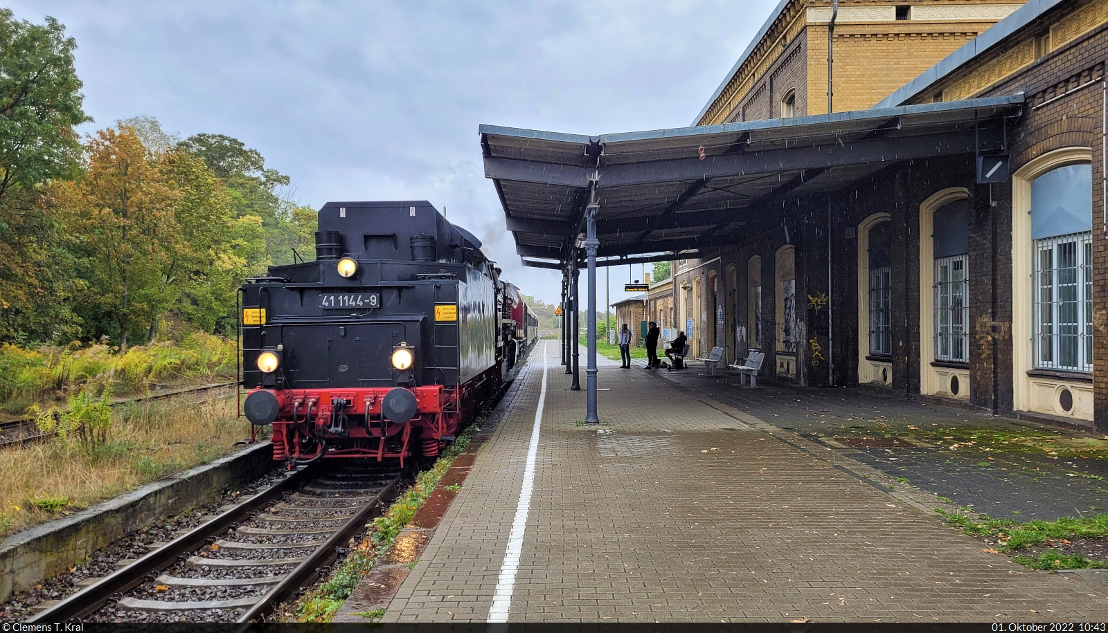 Historisches Eisenbahnwochenende Benndorf–Staßfurt

Mittlerweile fast eine halbe Stunde zu spät kommt der historische Pendelzug zwischen Klostermansfeld und dem Lokschuppen Staßfurt im Bahnhof Hettstedt an. 41 1231-4 (041 231-2) ist kaputtgegangen und fuhr nur äußerst langsam über die Strecke. Am Zugende unterstützt sie die 202 364-6 (112 364-5). Der gesamte Zugverband musste in Klostermansfeld erst einmal gedreht werden, was zusätzliche Zeit gekostet hatte.

🧰 Eisenbahnfreunde Traditionsbahnbetriebswerk Staßfurt e.V. (EFSFT)
🚂 Zug 52221 Klostermansfeld–Staßfurt [+25]
🕓 1.10.2022 | 10:43 Uhr