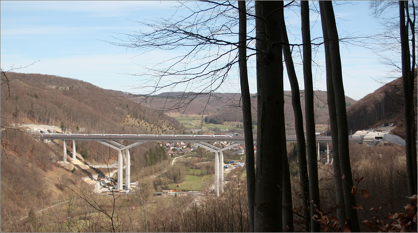 Hoch über dem Filstal - 

Blick aus Halbhöhenlage auf die neue Filstalbrücke an der Schnellfahrstrecke Wendlingen - Ulm mit einem in Richtung München fahrenden ICE 4.

17.03.2023 (M)