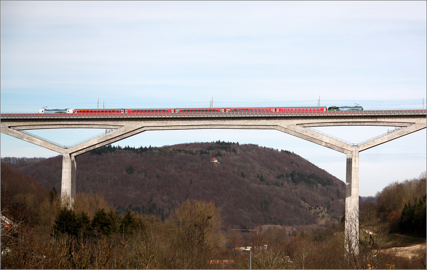 Hoch über dem Filstal - 

- fährt der IRE 200 über die Brücke der Schnellfahrstrecke Wendlingen - Ulm. Merkmal diese Talbrücke sind die beiden Y-förmigen Stützen.

17.03.2017 (M)