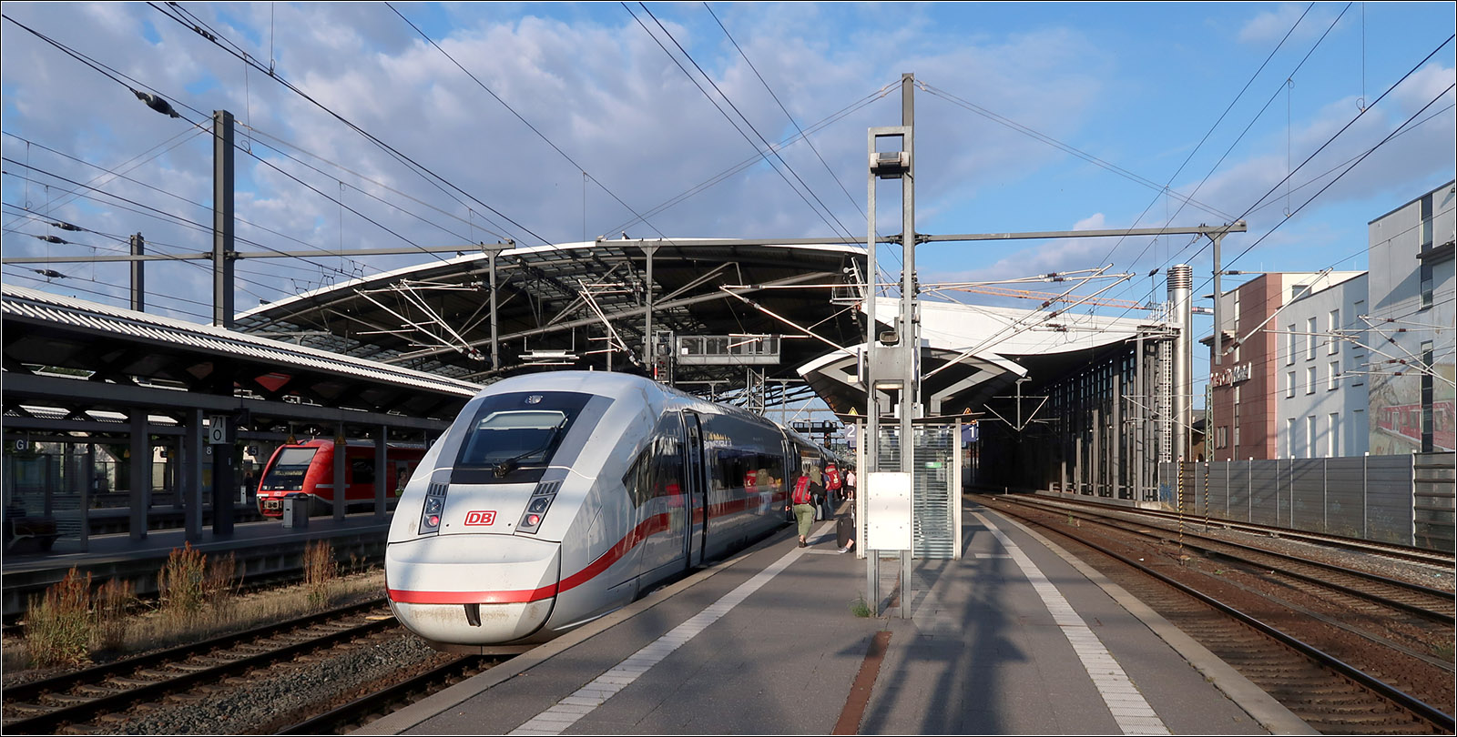 Hochgeschwindigkeitsbahnhof - 

Der Erfurter Hauptbahnhof liegt zwischen den Schnellfahrstrecken von Bamberg kommend und nach Leipzig und Halle führend. Zudem kommt führt auch die ICE-Strecke von Fulda her in den Bahnhof. 

13.07.2023 (M)