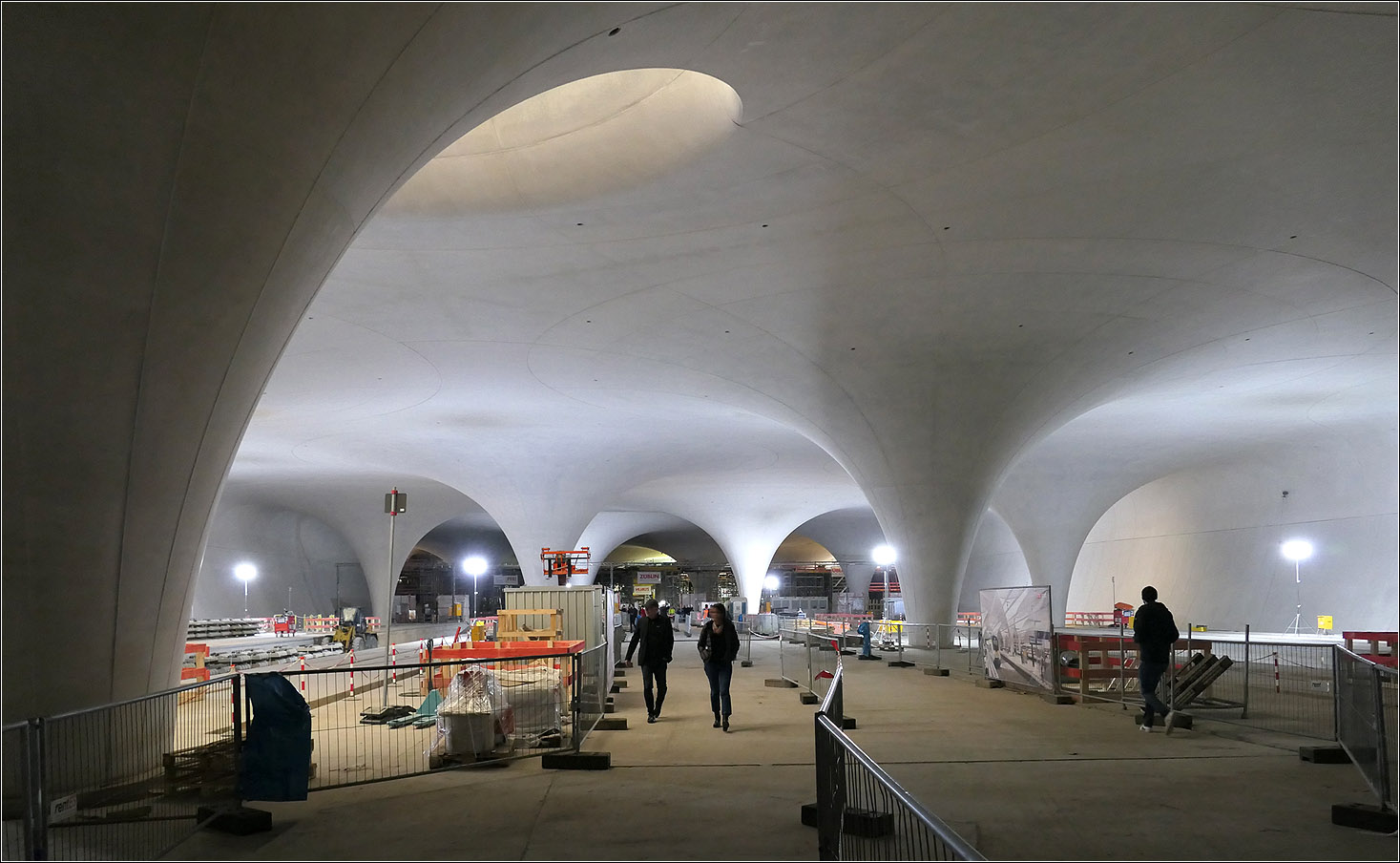 Höhlenartig - 

... wirkt die neue Stuttgarter Bahnsteighalle wenn man in Richtung der geschlossenen Seiten der Kelchstützen blickt.

Tage der offenen Baustelle, 30.03.2024 (M)