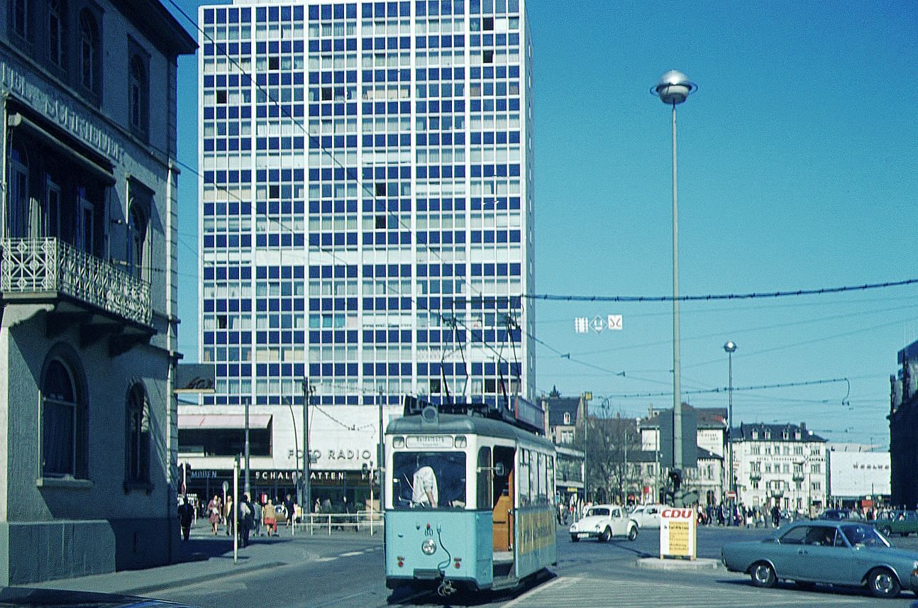 HSB_Tw 80 (Verbandstyp II, Bj. 1956; als Museumswagen erhalten) beim altehrwürdigen Hotel Schrieder, Kurfürstenanlage__25-03-1972_