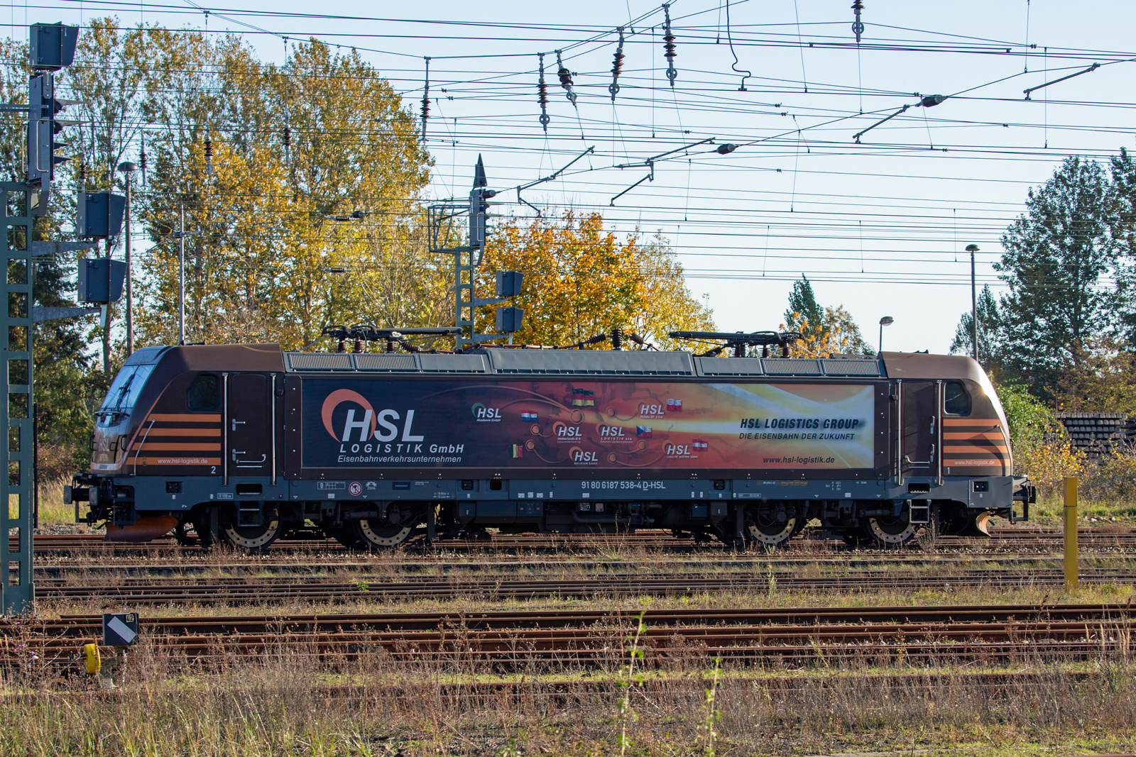 HSL Lok 187 538 farblich passend zu den  herbstlichen Farben auf dem Bahnhof Neustrelitz. - 26.10.2022 - Am Bahnhofsweg aufgenommen.