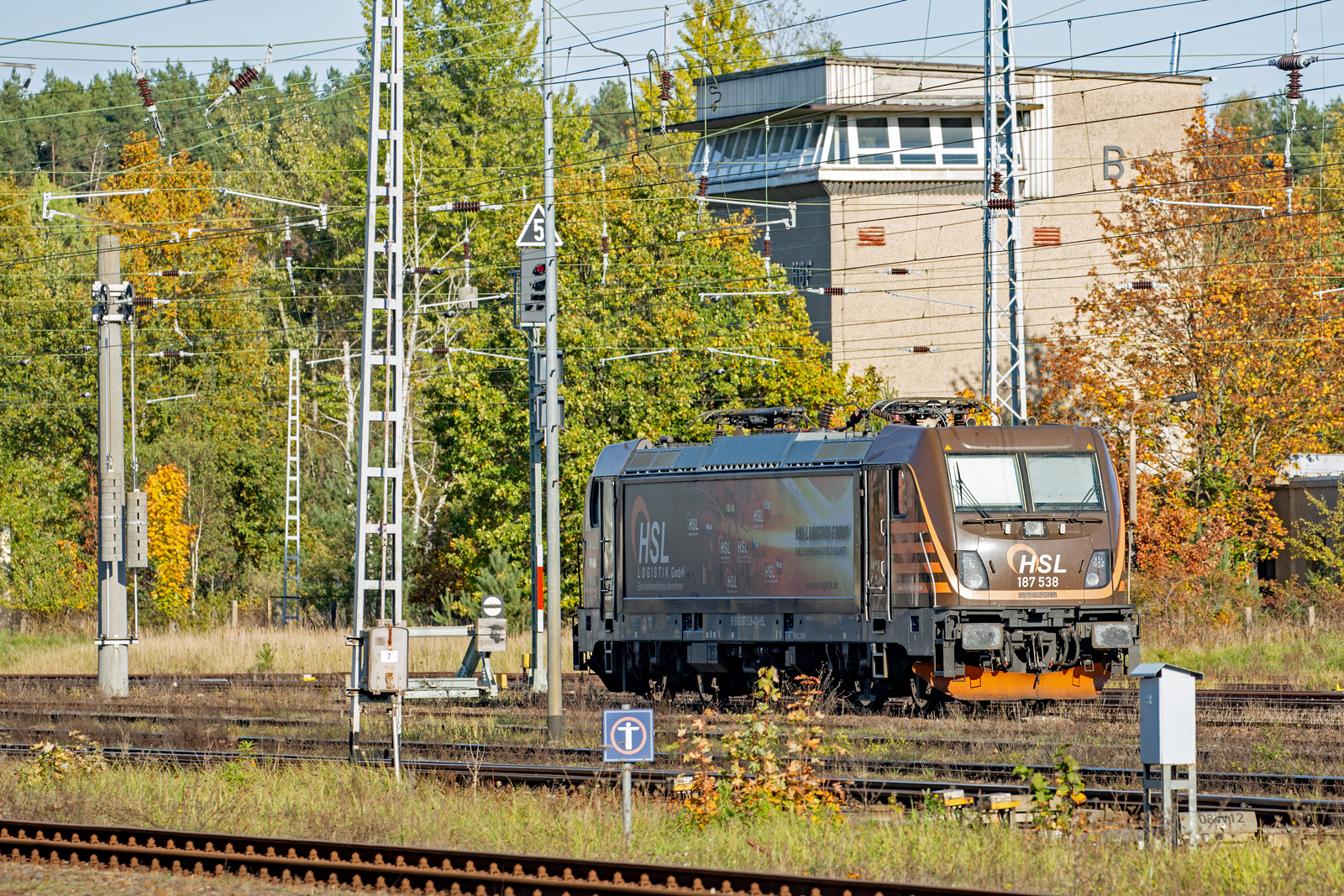 HSL Lok 187 538 vor dem ehm. Stellwerk B 2 in Neustrelitz. - 26.10.2022 - Am Bahnhofsweg aufgenommen.
