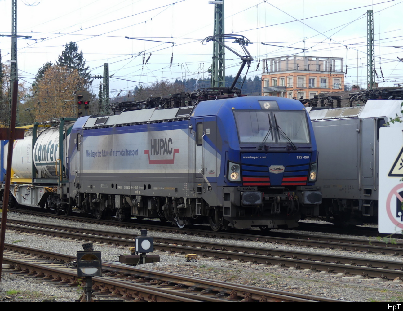 HUPAC /SIEAG - Lok 91 80 6 193 490-0 mit Güterzug bei der einfahrt im Bhf. Singen am 26.11.2023
