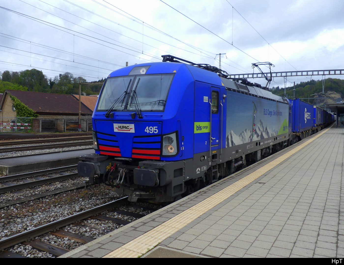 HUPAC/BLS - Lok 91 80 6 193 495-9 mit Güterzug vor Rot zeigendem Haltsignal im Bhf. Burgdorf am 21.04.2024