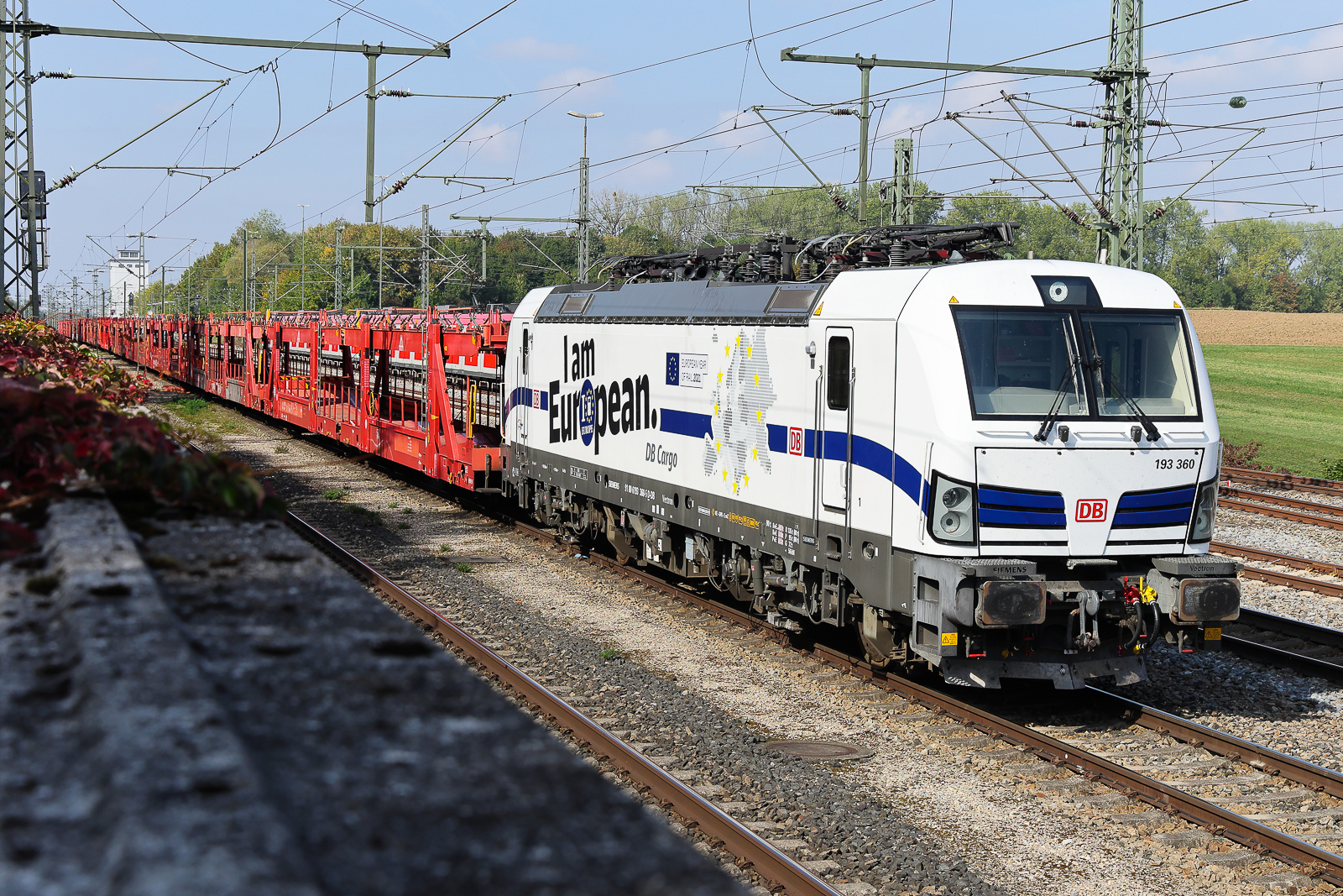 I am European stand wohl mehr als 2 Tage im Abstellgleis beim Bahnhof von Zorneding am 4.10.2026. Mit einem Einbein-Stativ �ber die hohe L�rmschutzmauer fotografiert.
