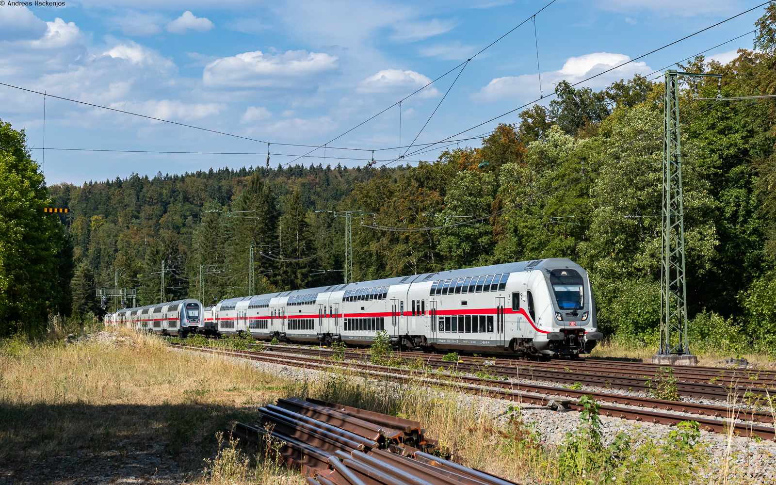 IC Kreuzung im Betriebsbahnhof Hattingen: IC 1089 / RE 51089 (Stuttgart Hbf - Z�rich HB /Singen) geschoben von 147 592 trifft auf IC 186/RE 50186 (Z�rich/Singen - Stuttgart Hbf) gezogen von 147 557 am 15.8.26
