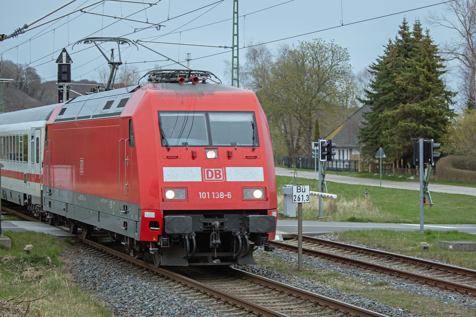 IC Lok der BR 101 auf dem Bahnübergang in Km 261,3 des Bahnhofs in Lietzow.  - 19.04.2023