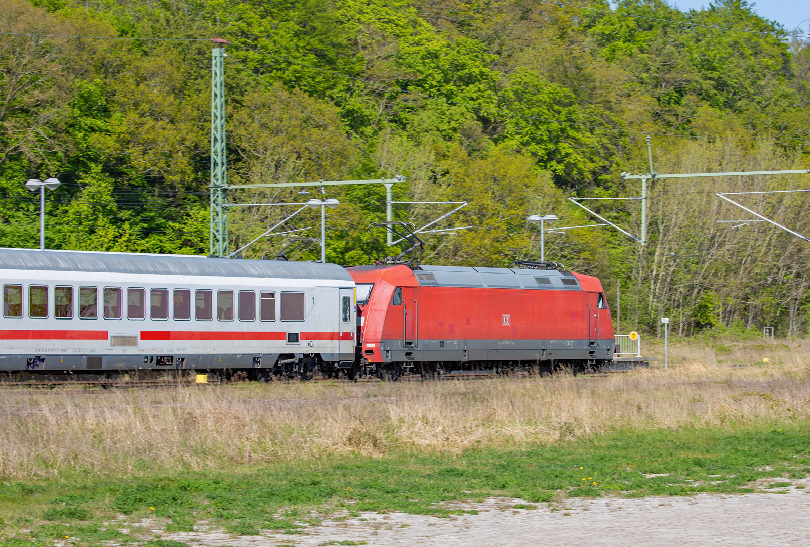 IC mit farblich verblasster Lok 101 114 bei der Durchfahrt in Lietzow nach Binz. - 12.05.2023
