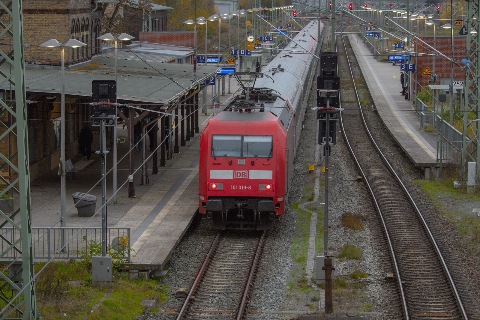IC mit der Lok 101 019 am Bahnsteig 2 in Bergen muss bedingt durch Bauarbeiten eine Überholung und eine Kreuzung abwarten und wird in der Zwischenzeit zum Ausfahrsignal vorziehen.  - 11.11.2022 - Aufnahme von der Fußgängerbrücke aus.
