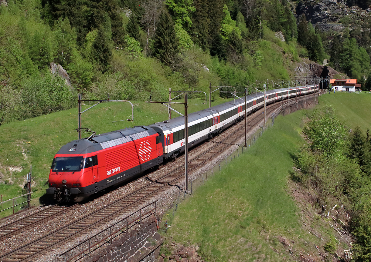 IC vom Tessin in die Deutschschweiz oberhalb von Wassen. Wassen, 11.5.2024
