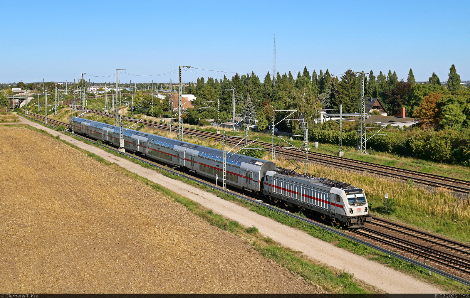 IC2 mit 147 573-0 p�nktlich unterwegs am Birkhahnweg in Halle (Saale). N�chster Halt ist in wenigen Minuten Halle(Saale)Hbf.

🧰 DB Fernverkehr
🚝 IC 2049 (Linie 55) Karlsruhe Hbf–Dresden Hbf
🕓 19.8.2025 | 16:53 Uhr