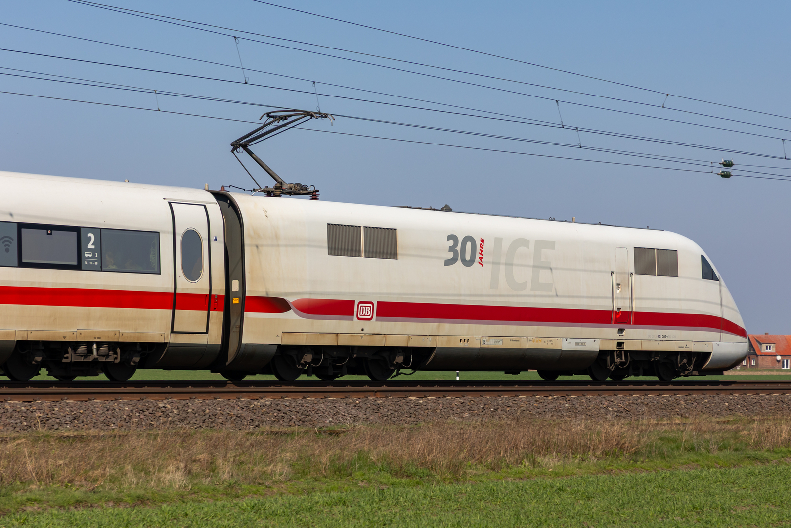 ICE 1, 401 086-4 mit dem 30 Jahre ICE Sticker bei Diepholz/Drebber n�rdlich von Diepholz. 22.3.26