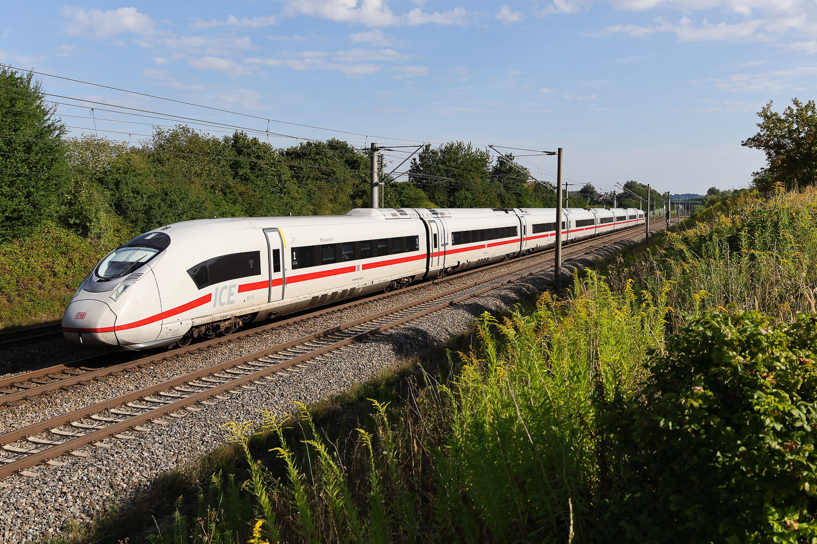 ICE 3 neo Taufname Düsseldorf (8019) in der Früh am 11.08.2026 bei Vierkirchen.