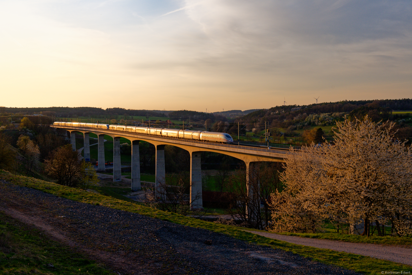 ICE 725 (Essen Hbf - M�nchen Hbf) im Abendlicht bei Emskirchen Richtung N�rnberg, 20.04.2022
