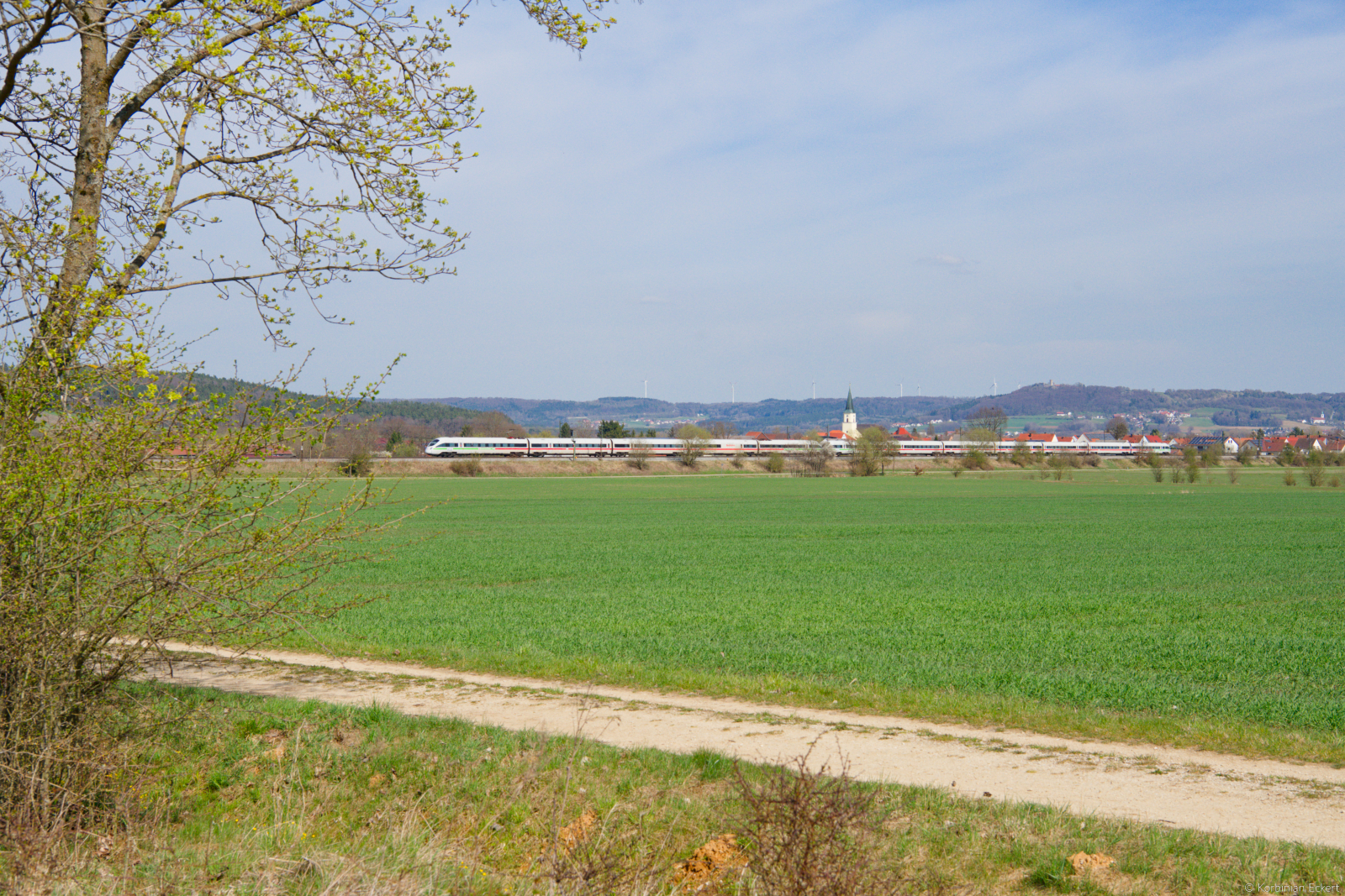 ICE 92 (Wien Hbf - Hamburg-Altona) bei P�lling Richtung N�rnberg, 14.11.2022