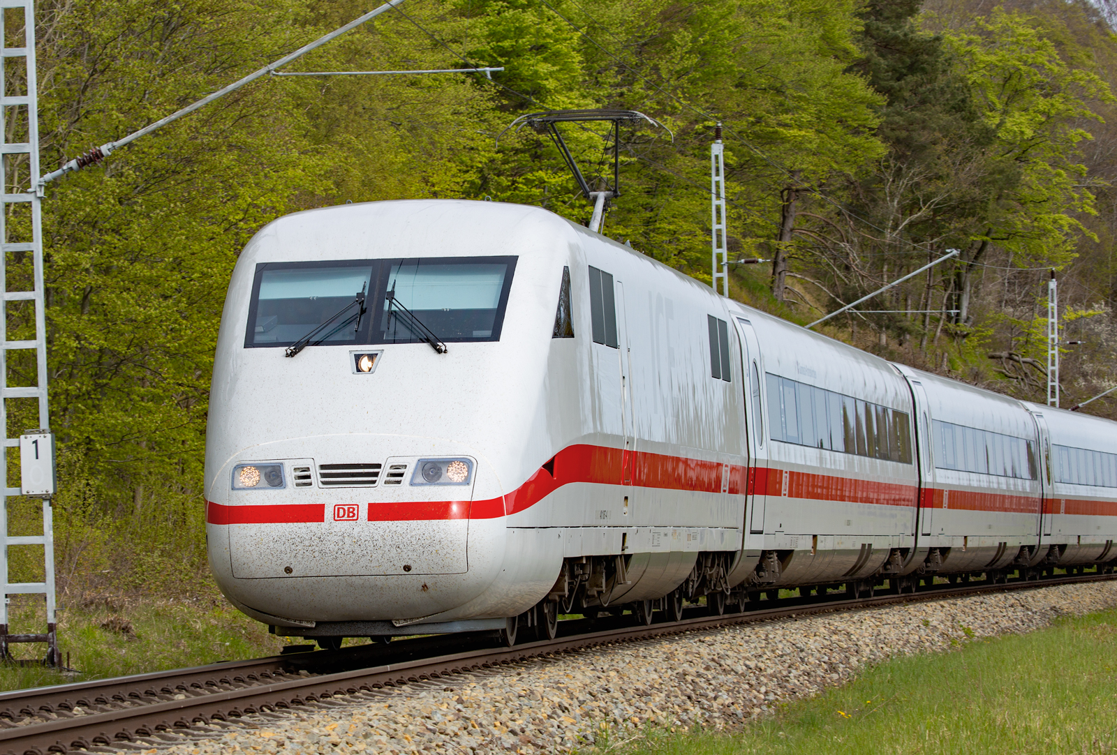 ICE Garmisch-Partenkirchen vor Lietzow von Binz kommend. - 04.05.2023