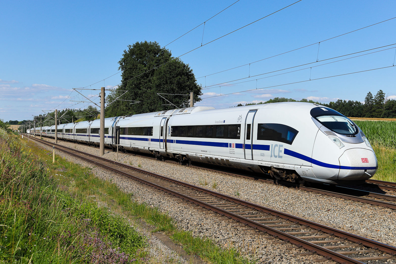 ICE Triebwagen 8029 Europa hat einen blauen Streifen. Hatte ich auch noch nicht und wird gerne aufgenommen am 12.7.26 bei Vierkirchen.