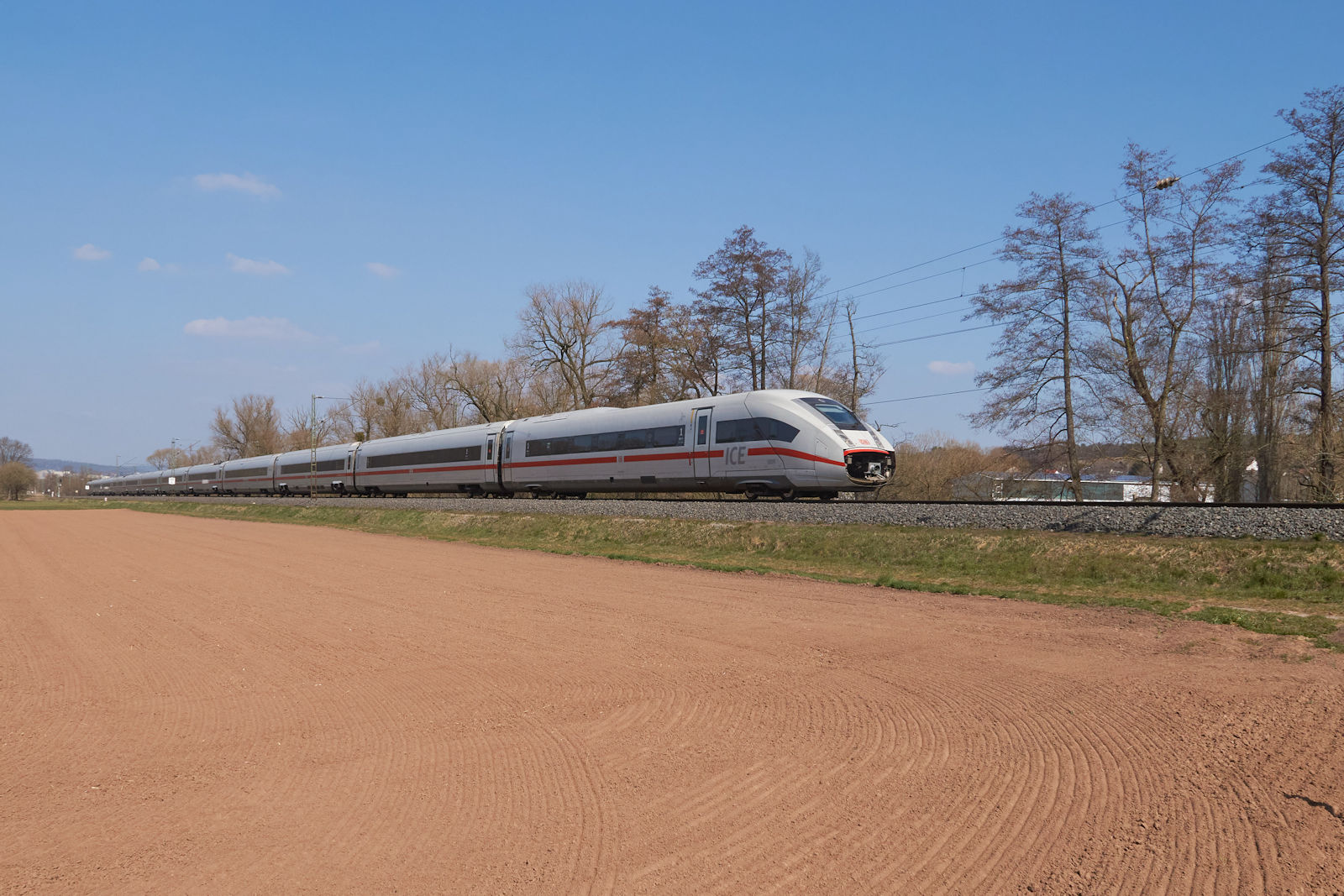 ICE-Triebzug 9009 war am 26.03.2022 als ICE 597 auf dem Weg von Berlin Hbf. über Frankfurt und Stuttgart nach München. Bei Unterhaun fuhr der Zug durch die Vorderrhön und wird in etwa 20 Minuten Fulda erreichen.