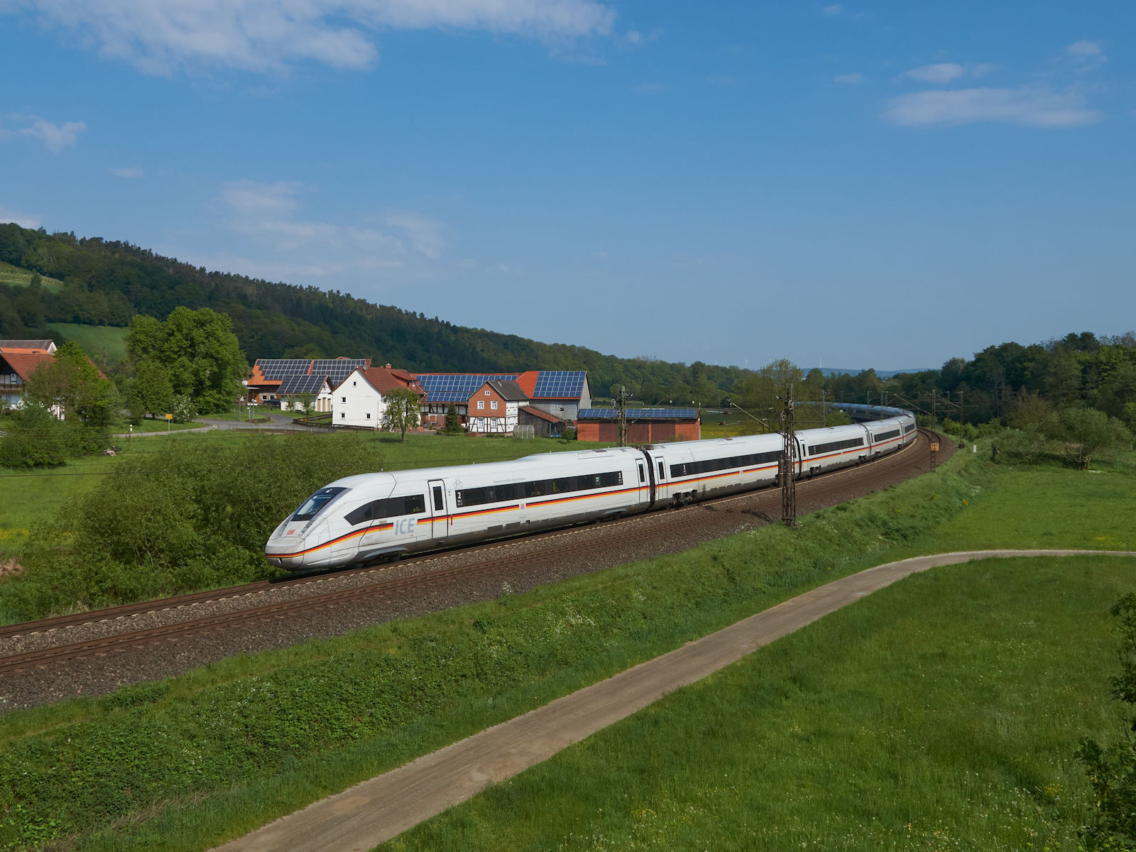ICE-Zuggarnitur 9457 war am 13.05.2023 als ICE 73 von Berlin Gesundbrunnen nach Zürich unterwegs. Vor Fulda fuhr der Zug bei Hermannspiegel durch die Vorderrhön.