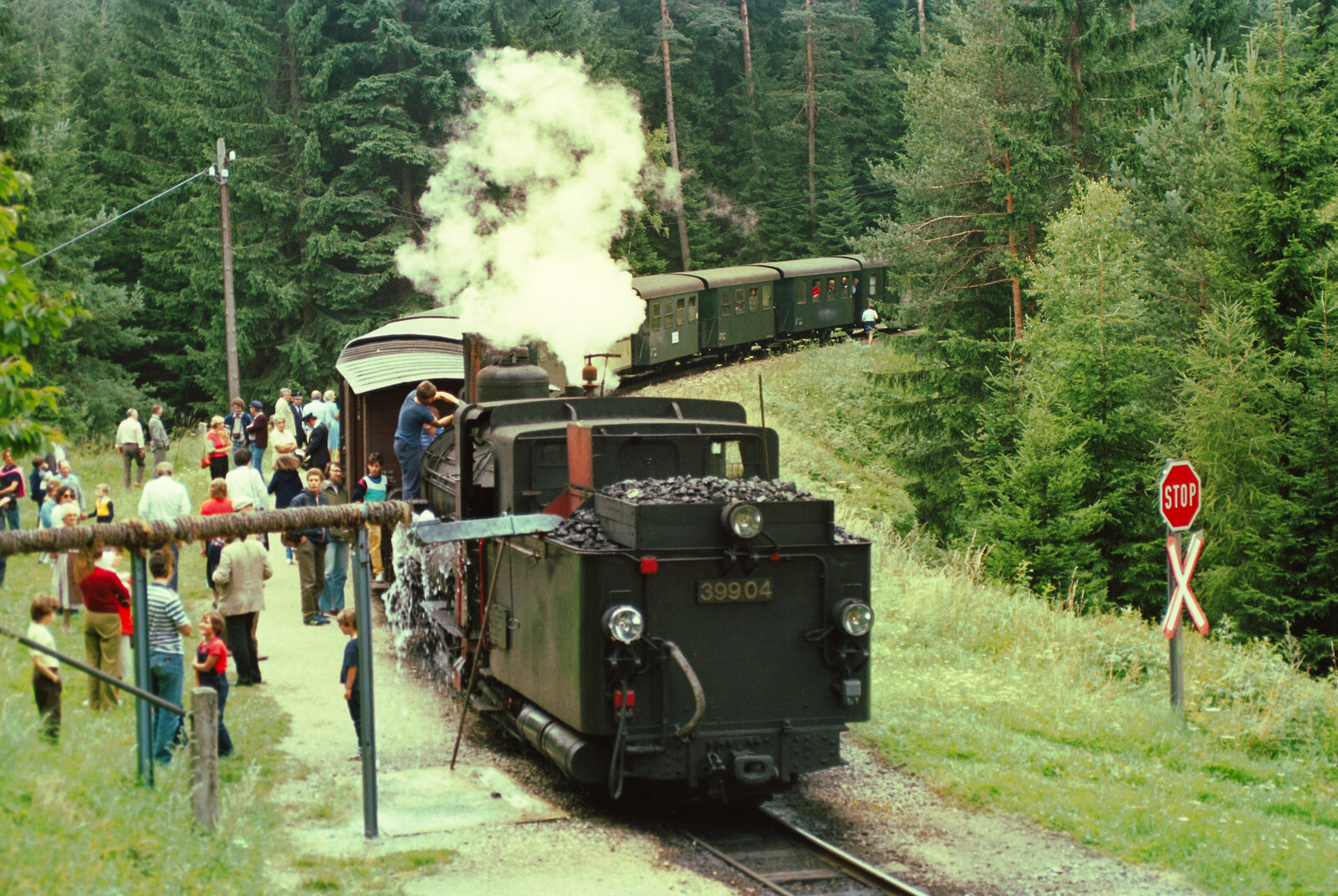 Ich frage mich nach wie vor, ob das ein Sonderzug der Waldviertelbahn für Eisenbahnfans war. 
Der Ort war Bruderndorf.
Datum: 20.08.1984
 