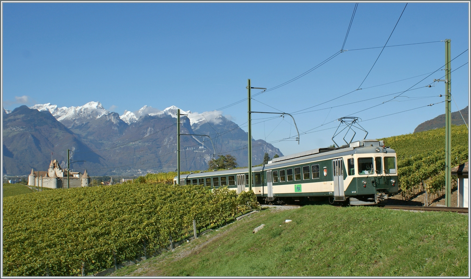 Ich sah, kam und fotografierte: der LEB Be 4/4 N° 26 ist mit dem Bt 151 als Ersatzzug bei der ASD kurz oberhalb von Aigle im Einsatz. 

21. Oktober 2010. 
