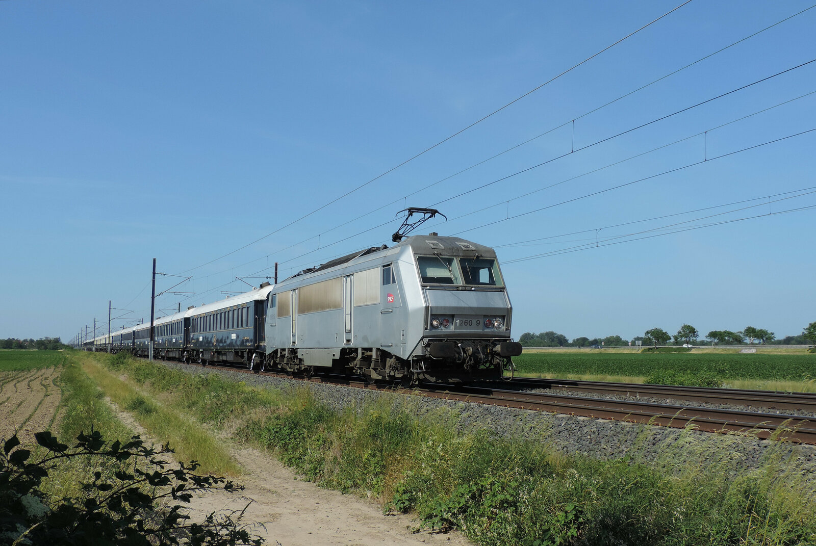 Ichtratzheim - 2. Juni 2023 : Die 26019 zieht den Orient Express Paris - Istanbul als Zug 27071 bis nach Basel.