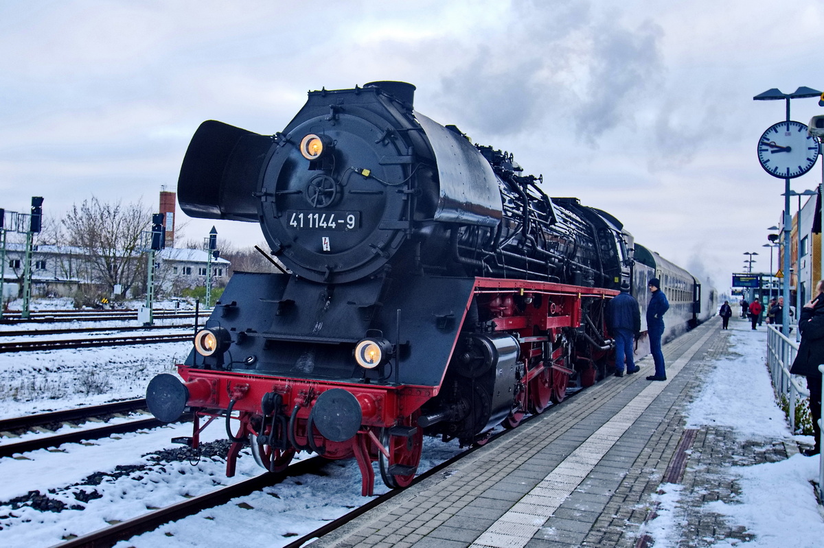 IGE Werrabahn-Eisenach 41 1144-9 steht am 02. Dezember 2023 in Halberstadt zu einer Sonderfahrt bereit.