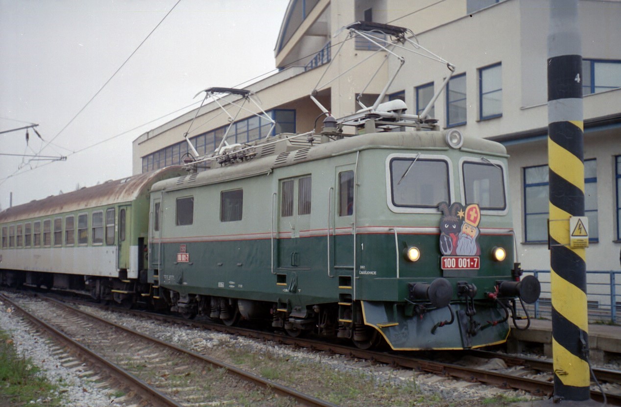 Im April 2007 wurden während einer Sonderfahrt auf der Lokalbahn Tabor - Bechyně die Sonderzüge von der E 422.001 gezogen, hier im Bahnhof Tabor.