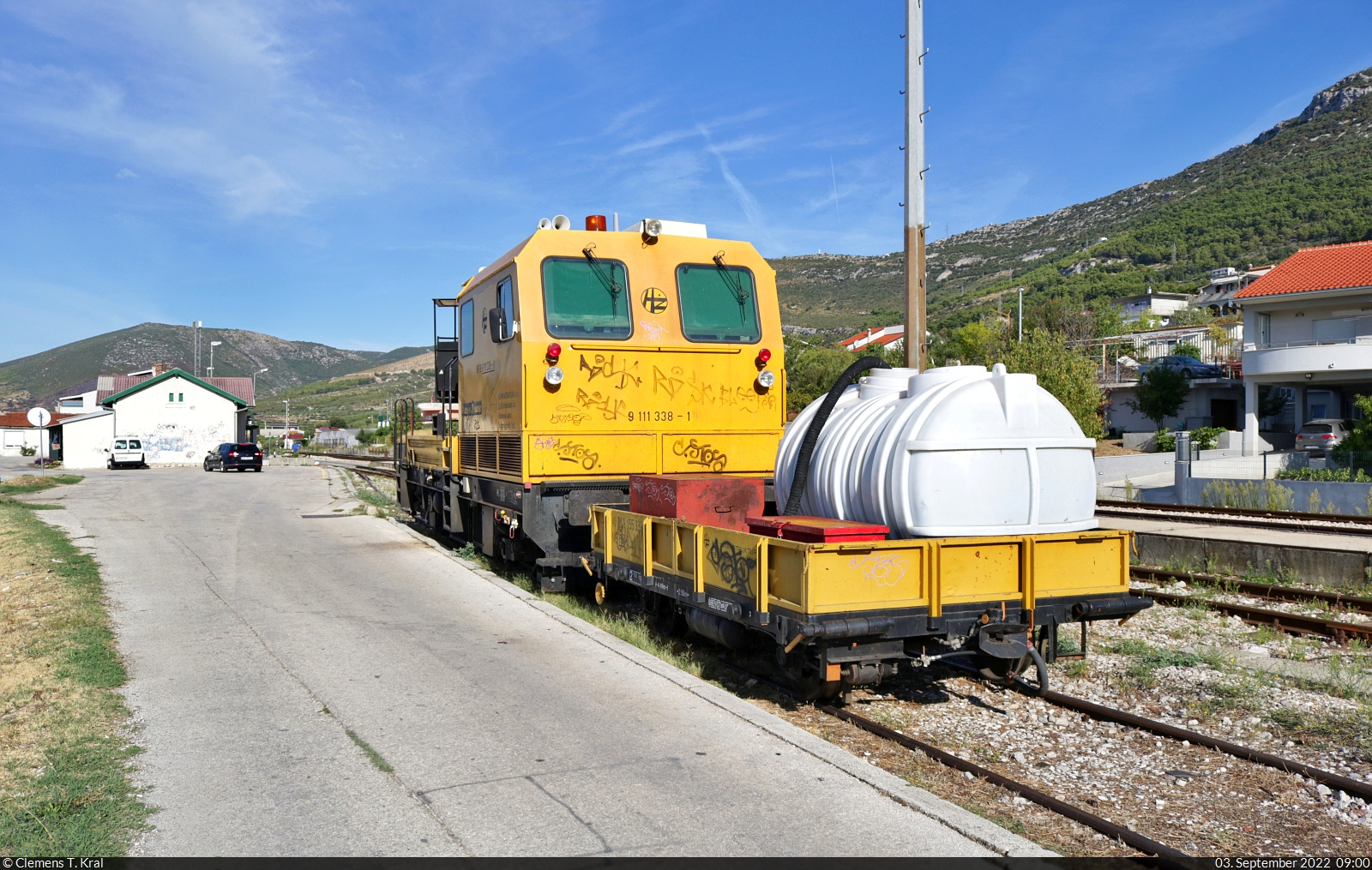 Im Bahnhof Kaštel Stari (HR) stationiert ist dieser Motorturmwagen von Plasser & Theurer (98 78 9111 338-1) mit einem Beiwagen (40 78 9155 339-6 HR-U zž).
Der Weg neben den Gleisen ist öffentlich zugänglich.

🧰 HŽ Infrastruktura d.o.o.
🕓 3.9.2022 | 9:00 Uhr