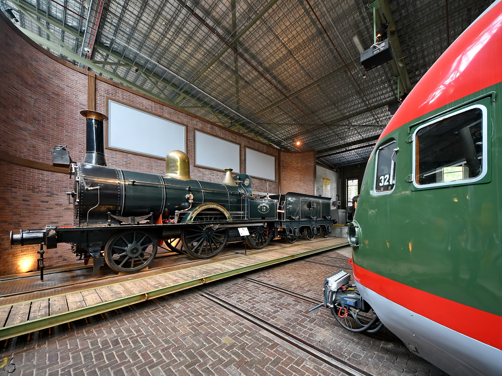 Im Bild die 1864 bei Beyer Peacock & Co. in Manchester gebaute und  Die Brille (De Bril)  genannte Dampflokomotive SS13  und der Kopf eines Mat '36-Elektrotriebzuges. (Eisenbahnmuseum Utrecht, September 2026)