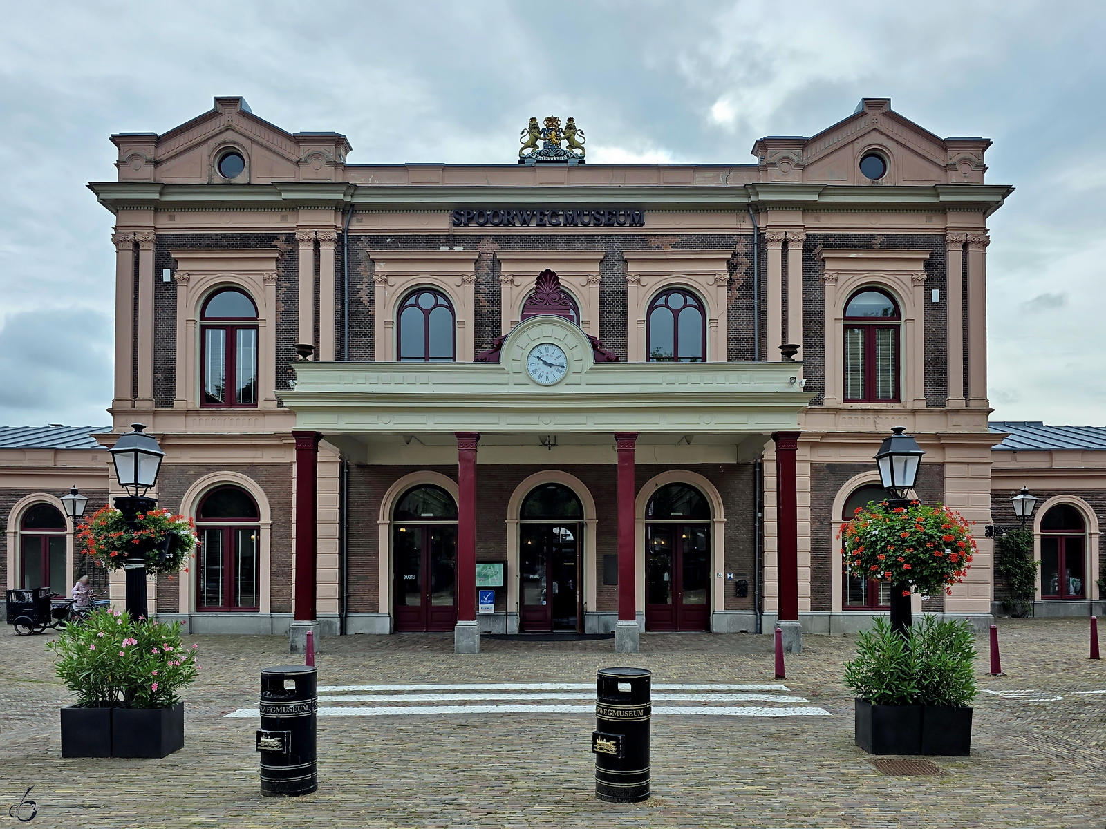 Im Bild das 1874 errichtete Monumentgeb�ude des im Jahr 1939 f�r den Personenverkehr geschlossenen Utrechter Bahnhofes Maliebaanstation. W�hrend des Zweiten Weltkriegs wurden von hier der Utrechter Juden deportiert. Nach dem Krieg kurzzeitig als Fundb�ro genutzt, befindet sich seit 1954 dort das Nederlands Spoorwegmuseum (NSM).