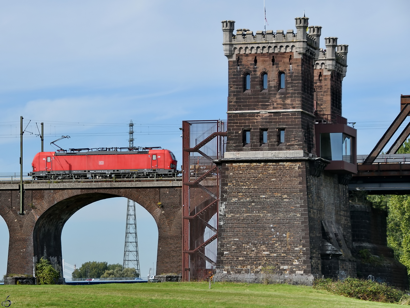 Im Bild die DB-Elektrolokomotive 193 332-4, welche Ende September 2025 auf der Duisburg-Hochfelder Eisenbahnbrücke unterwegs war.