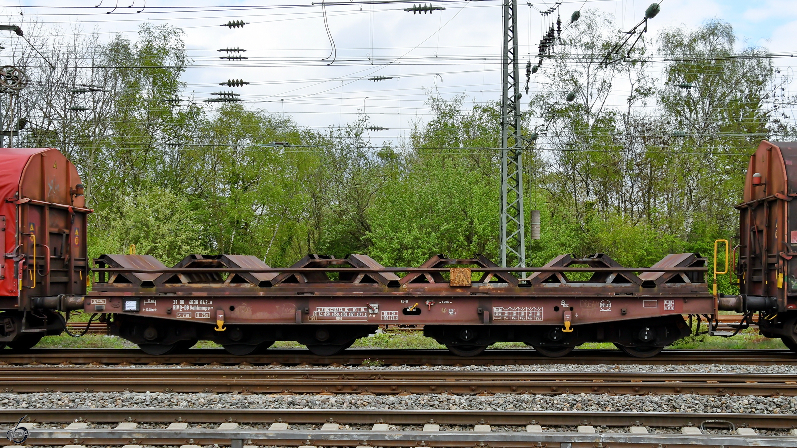 Im Bild ein Drehgestellflachwagen mit sechs Radsätzen und Lademulden für Coiltransporte (Sahlmmps, 31 80 838 042-8). (Bochum, April 2024)
