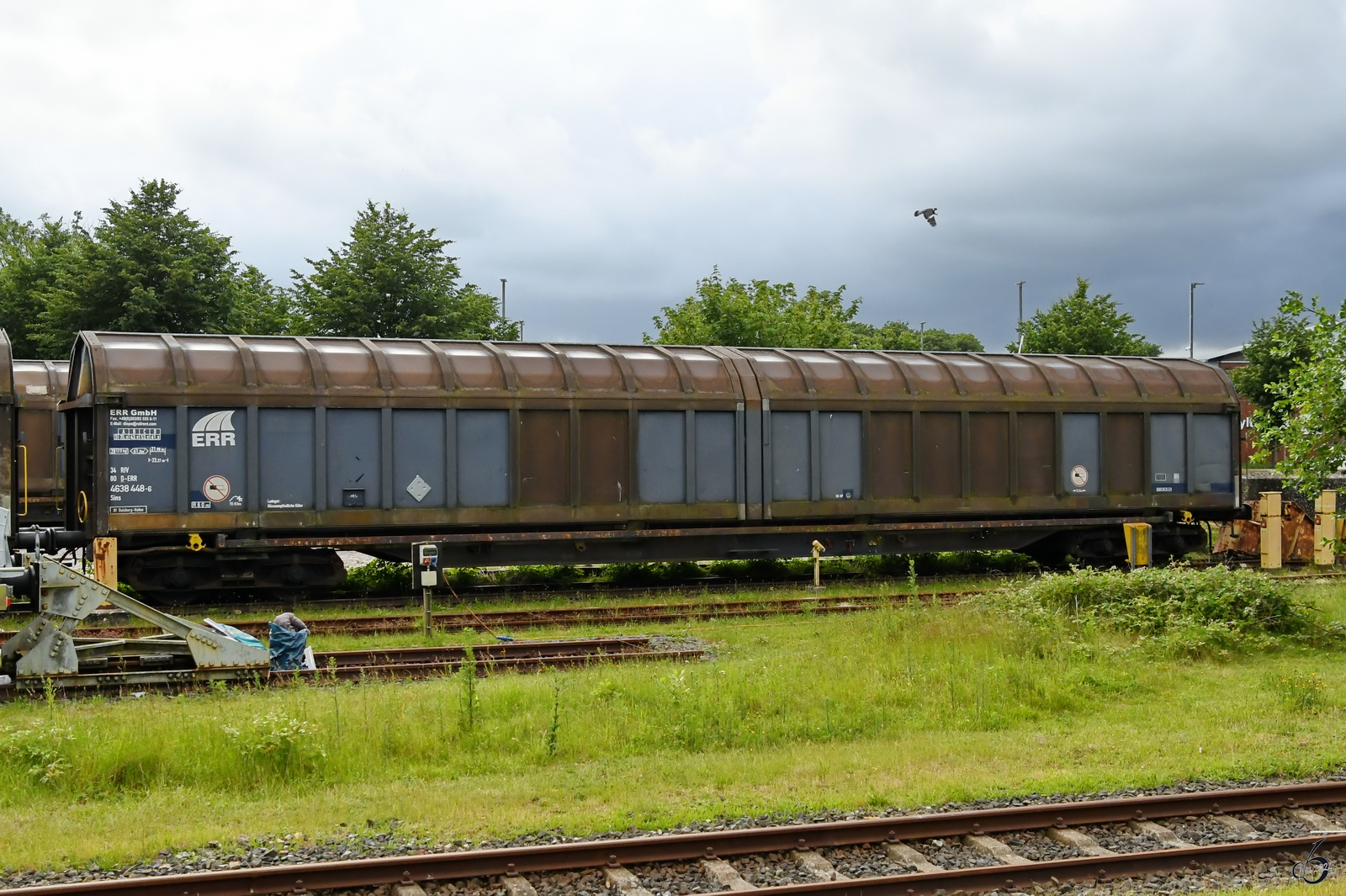 Im Bild ein Spreizhaubenwagender Bauart Sins (34 80 4638 448-6), welcher Anfang Juni 2024 am Bahnhof in Niebüll abgestellt war.