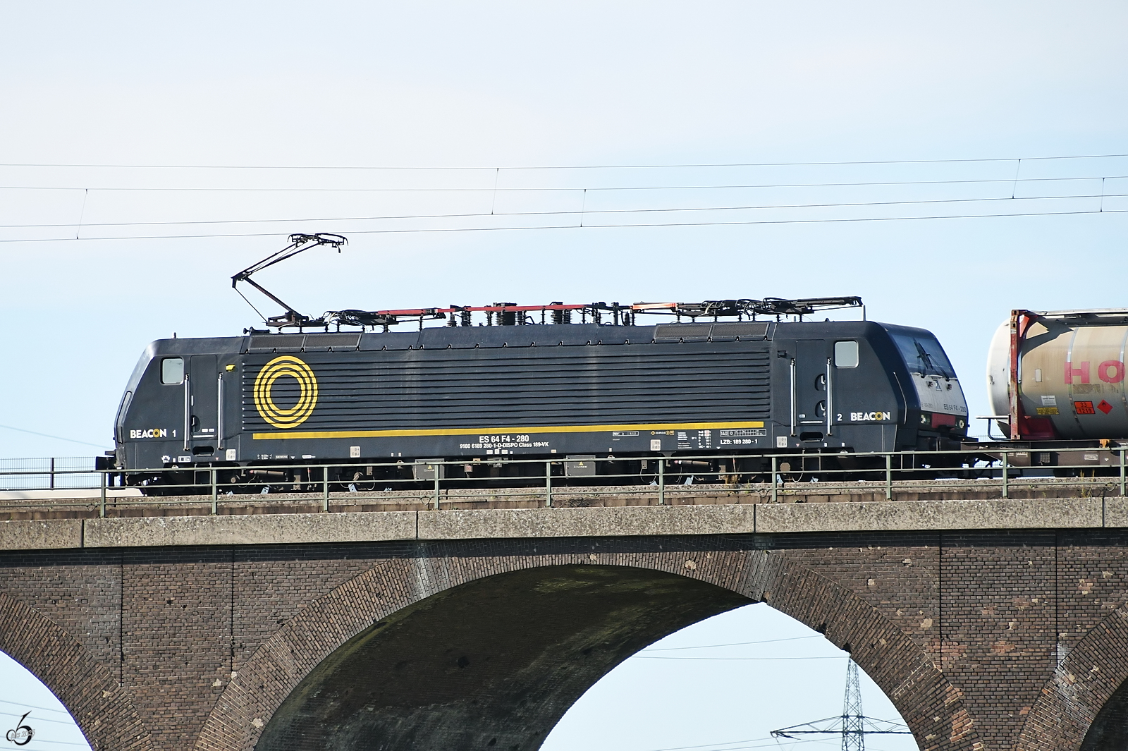 Im Bild die Elektrolokomotive ES 64 F4 280 (189 280-1), welche Ende September 2025 die Duisburg-Hochfelder Eisenbahnbrücke befuhr.