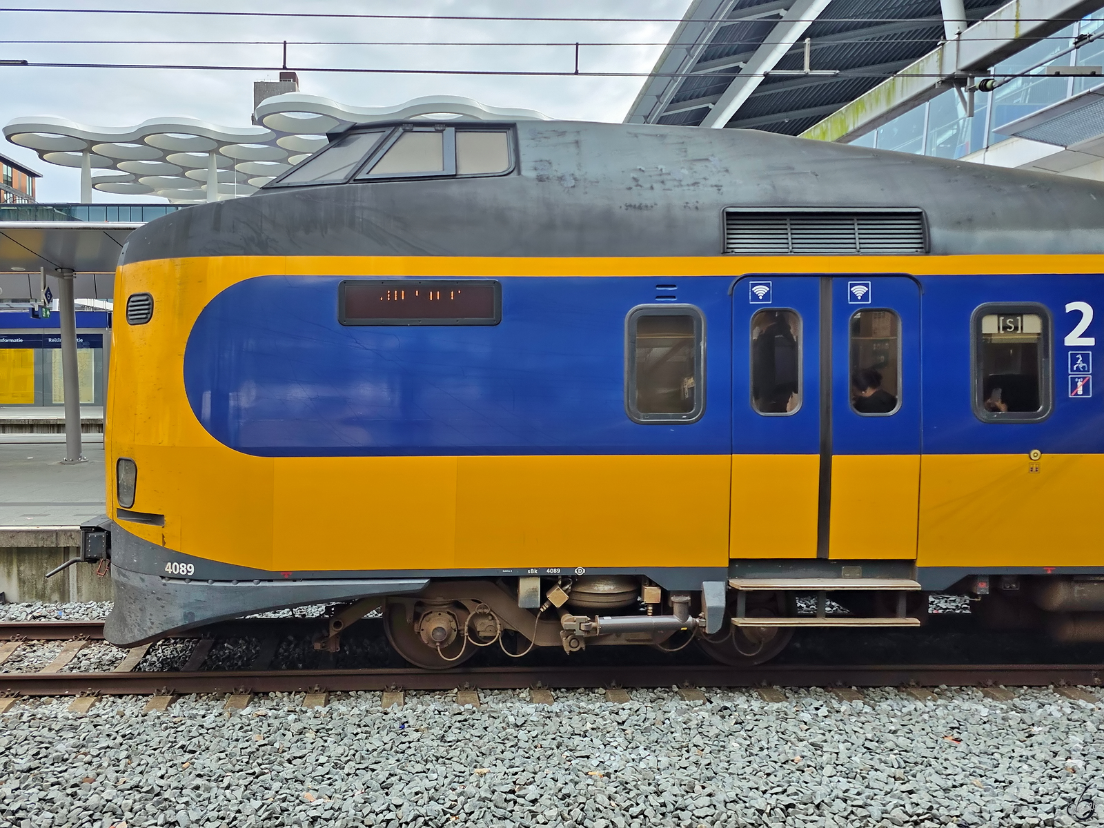 Im Bild der Kopf des Elektrotriebzuges 4089, welcher Anfang September 2026 am Hauptbahnhof in Utrecht auf die Weiterfahrt wartet.