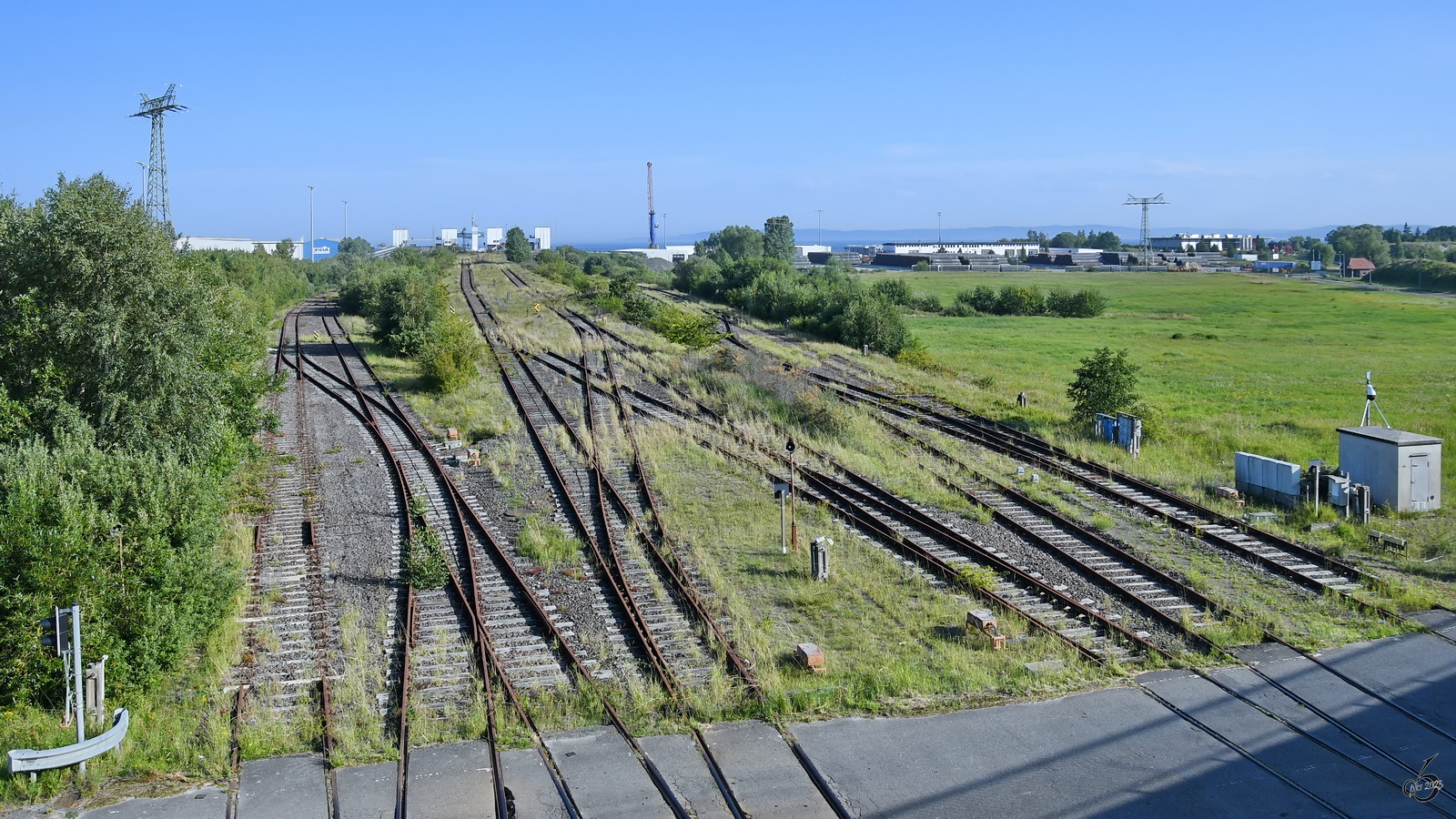 Im Bild die verwaisten Gleise im Breitspur-Areal des Fährhafens Sassnitz-Mukran. (August 2023)