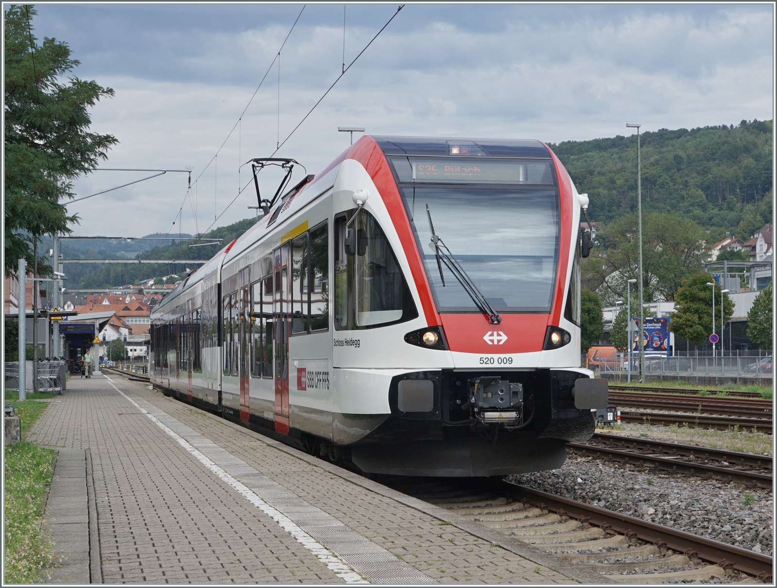 Im deutschen Waldshut wartet der Schmaltriebwagen RABe 520 009 als S-Bahn nach Bülach auf die Abfahrt. Die Schmaltriebwagen wurden für die Seetalbahn bestellt, da dort Profileinschränkungen geplant waren, die aber glücklicherweise nicht ausgeführt wurden.

6. September 2022