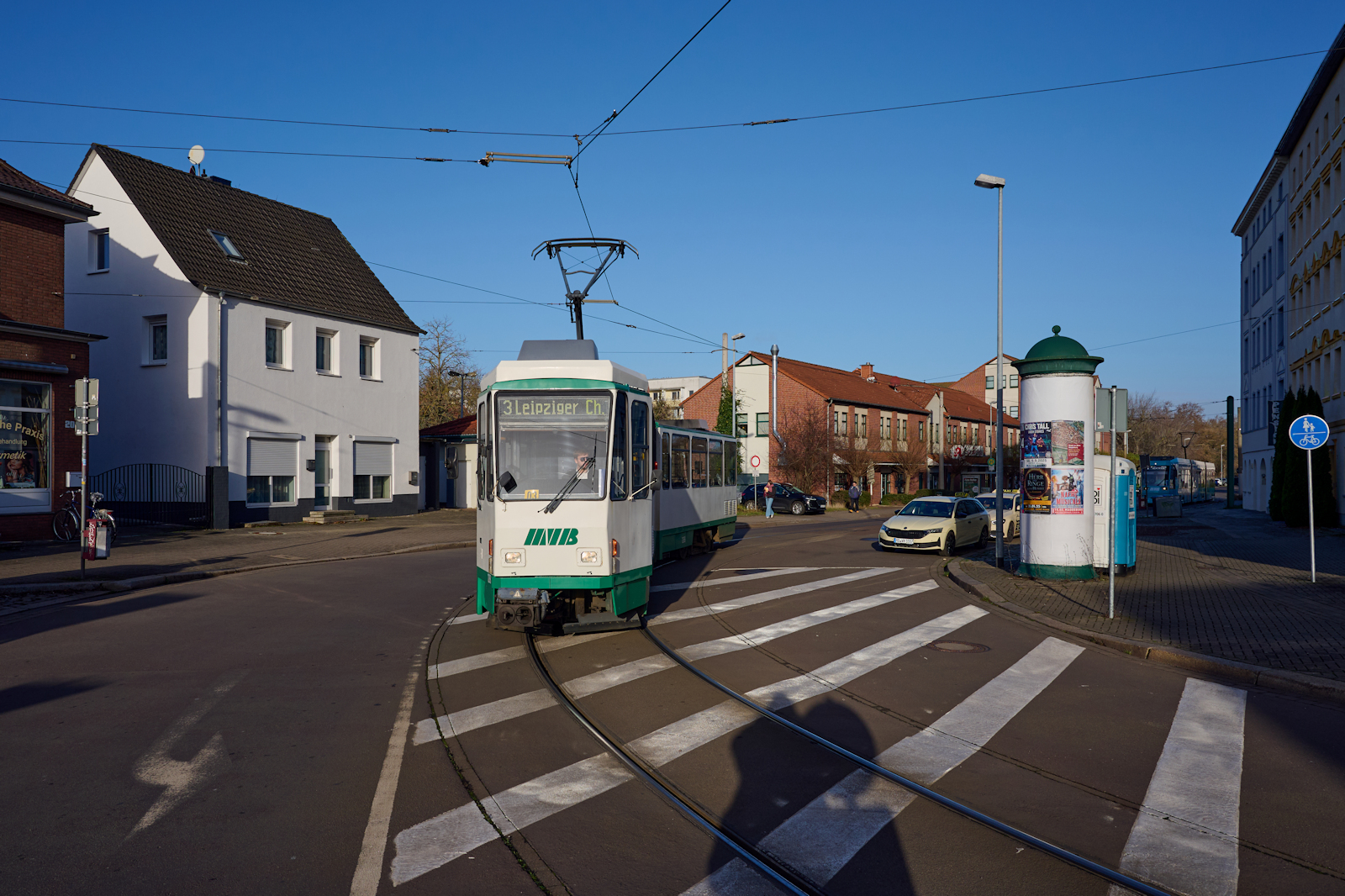 Im Dezember 2024 fuhr die Magdeburger Linie 3 baustellenbedingt nach Sudenburg. Am 20.12.2024 hat KT4D 1288 gerade die Endhaltestelle am Kroatenweg verlassen und sich auf den Weg in Richtung Leipziger Chaussee gemacht.