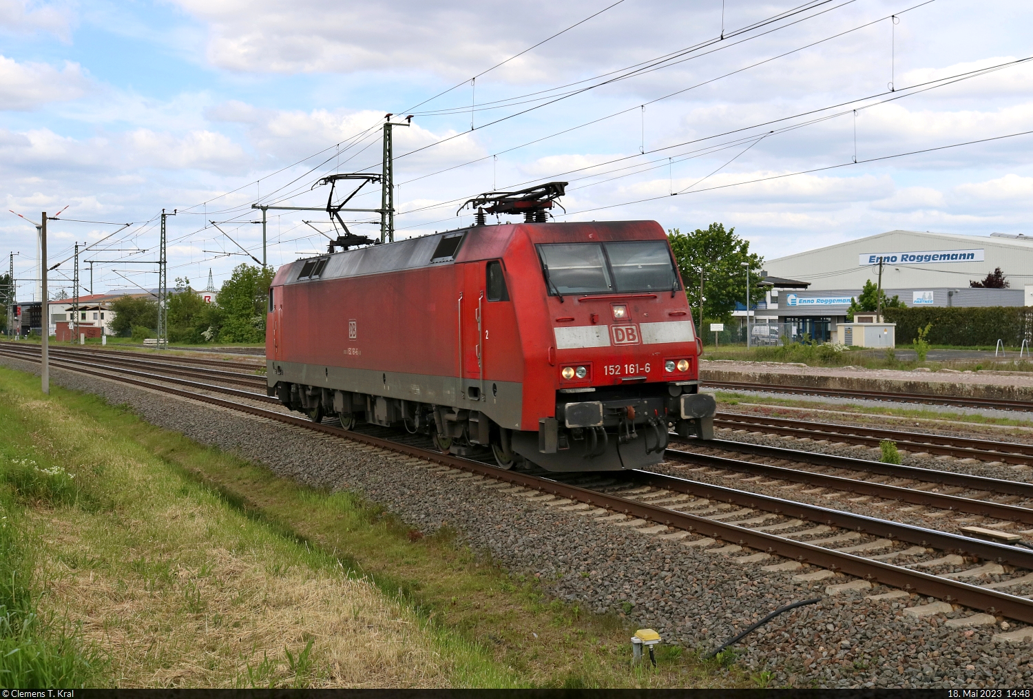 Im Eiltempo ging es für 152 161-6 (Siemens ES64F) am Bahnhof Niemberg zurück Richtung Halle (Saale), nachdem sie in Köthen dem Kali- und Steinsalzwerk Bernburg Wagen zugestellt hatte.

🧰 DB Cargo
🕓 18.5.2023 | 14:48 Uhr